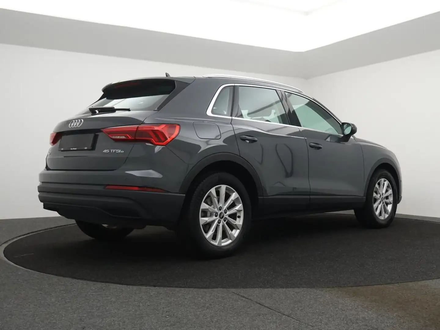 Audi Q3 PHEV Audi Q3 - 45TFSIe PHEV 245PK *AUTOMAAT*LEDER*NAVI*ZETELVERWARMING*APP CONNECT*BLTH*CRUISE*PDC*DIGITAL DASHBOARD*... Grau - 2