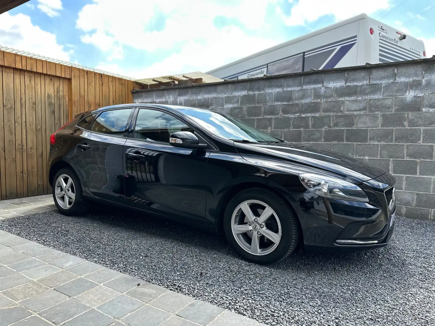 Volvo V40 2.0 D2 Eco Kinetic Led Navi BT Pdc Euro6b Schwarz - 1
