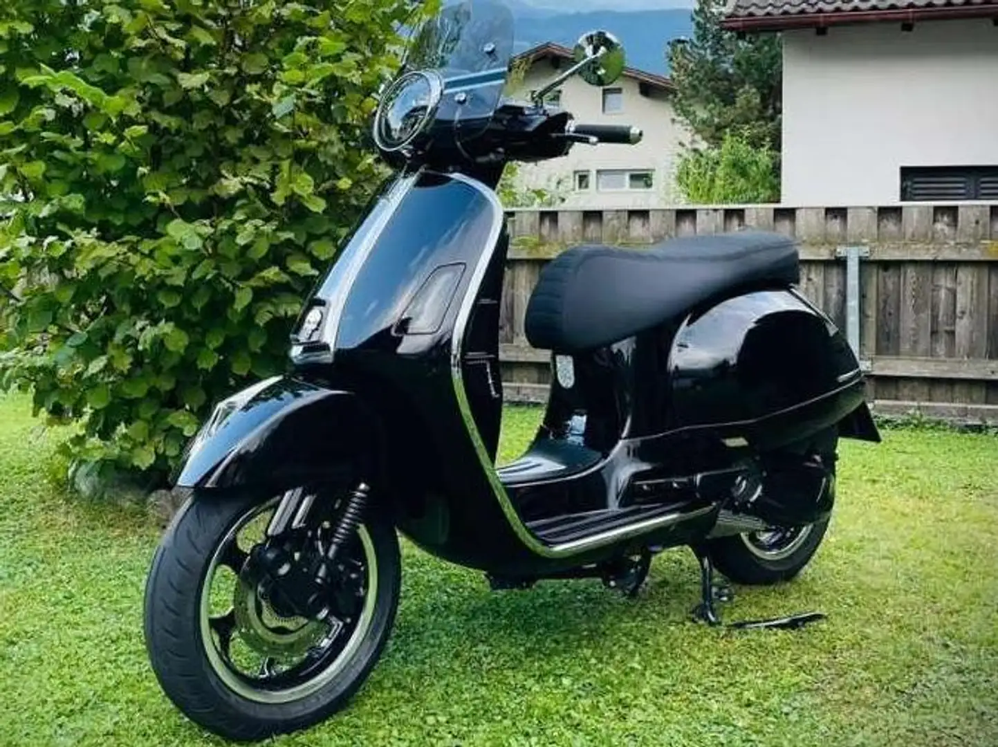 Vespa GTS 300 Roller Zwart - 2