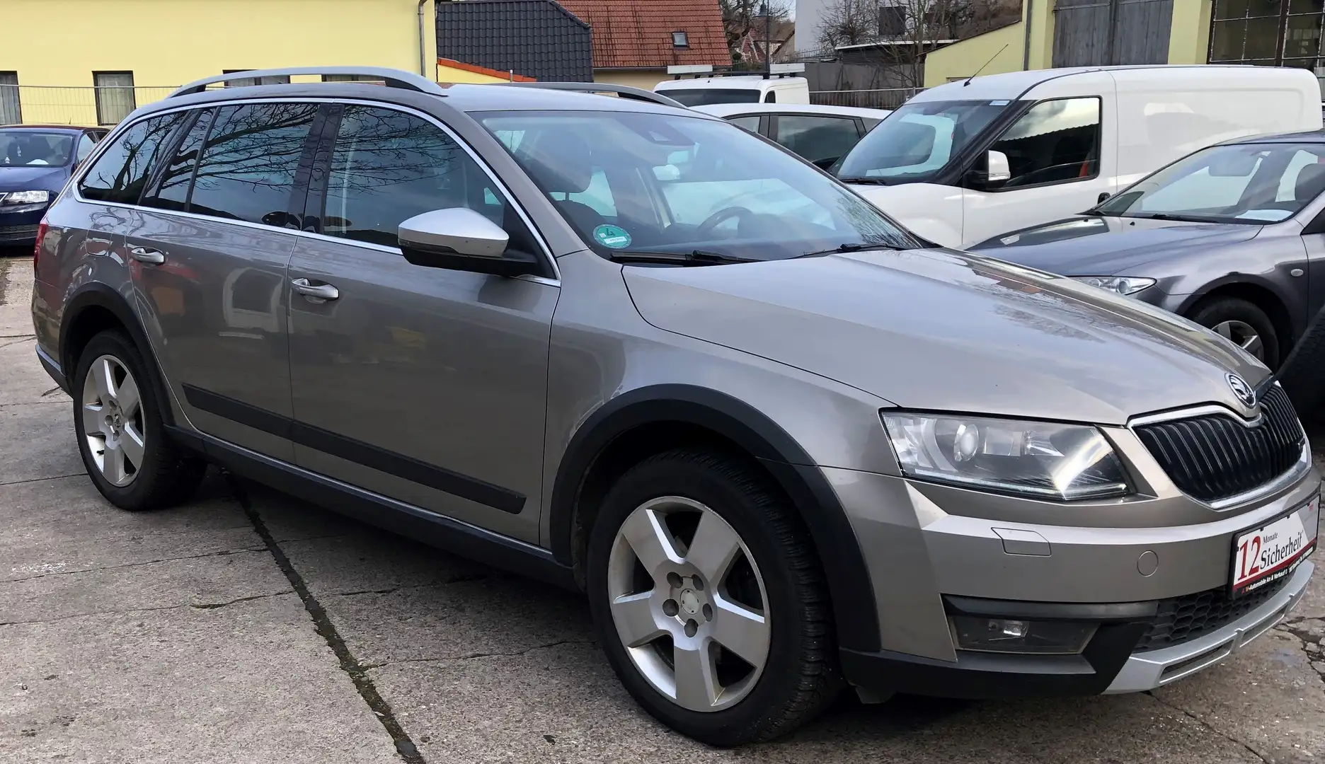 Skoda Octavia Scout 4x4,2.0L,Euro 6,Navi,Klimaautomatic Beige - 1