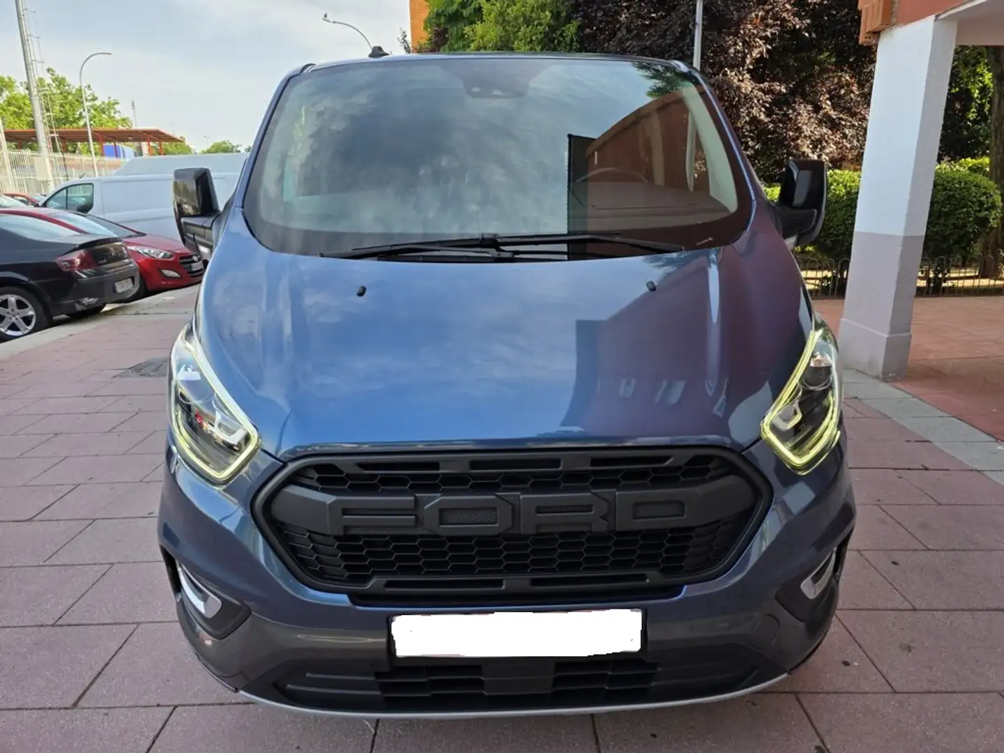 Ford Tourneo Custom 2.0 EcoBlue Hybrid Active 185 Gris - 2
