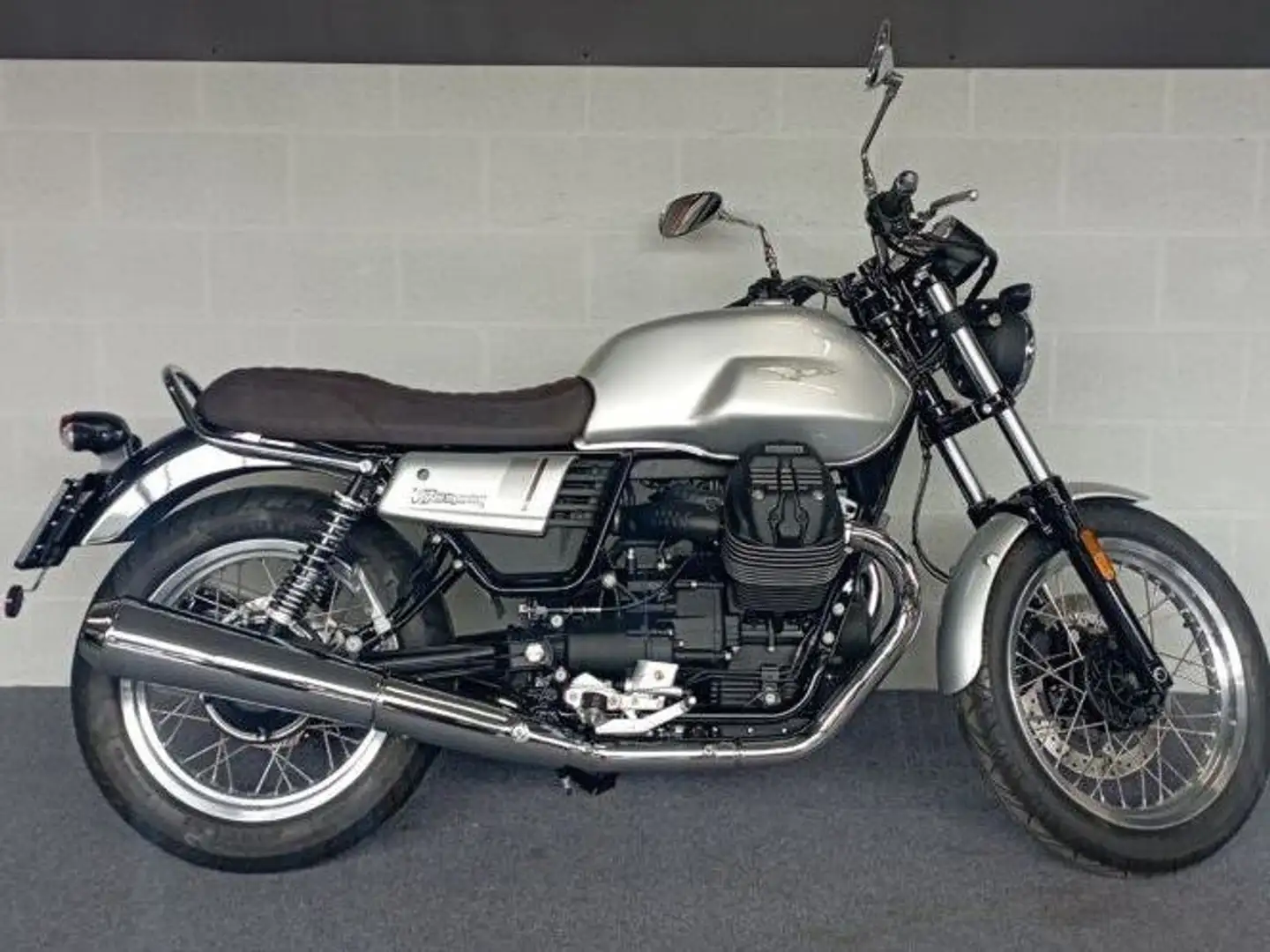Moto Guzzi V 7 Moto Guzzi V7 III Special Argent - 1