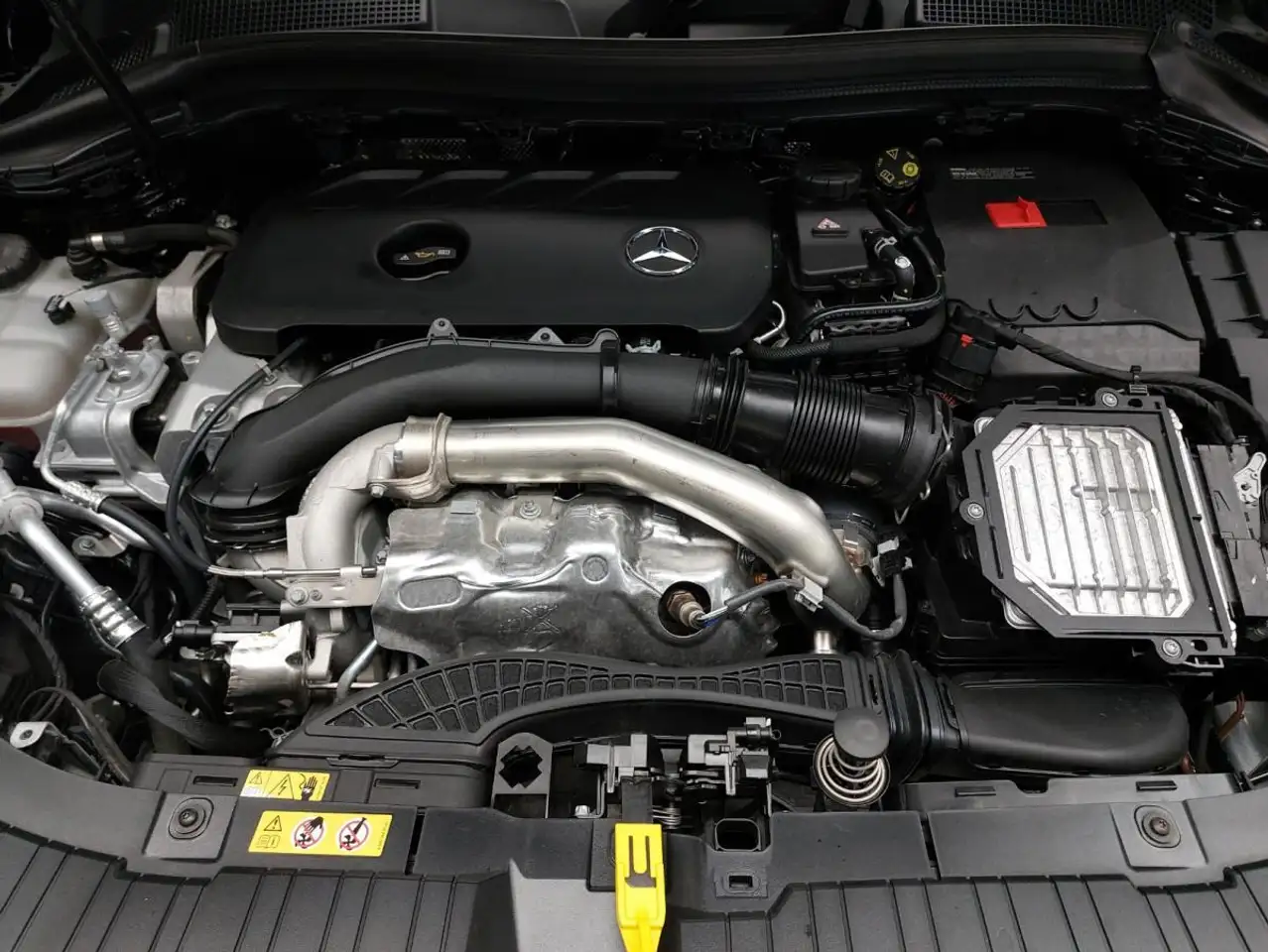 Mercedes-Benz GLA снимка Mercedes-Benz GLA