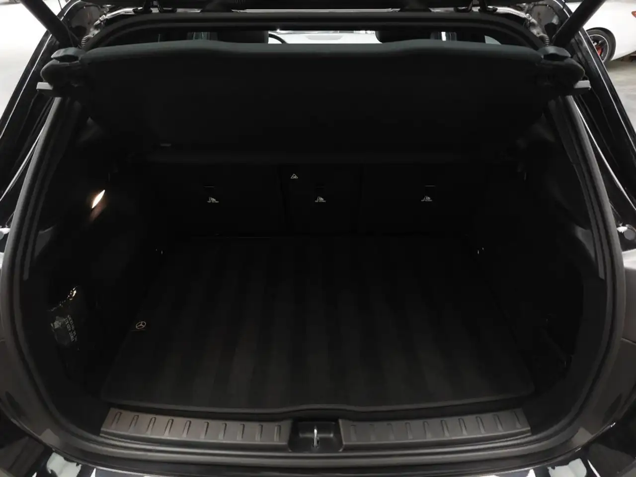 Mercedes-Benz GLA снимка Mercedes-Benz GLA