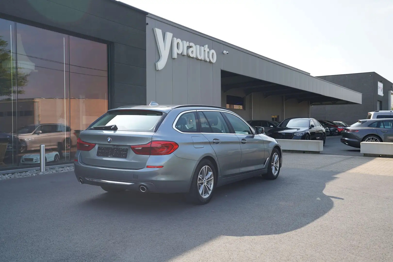 BMW 520 Touring dA Luxury Line Leder Navi ACC Camera Grau - 2