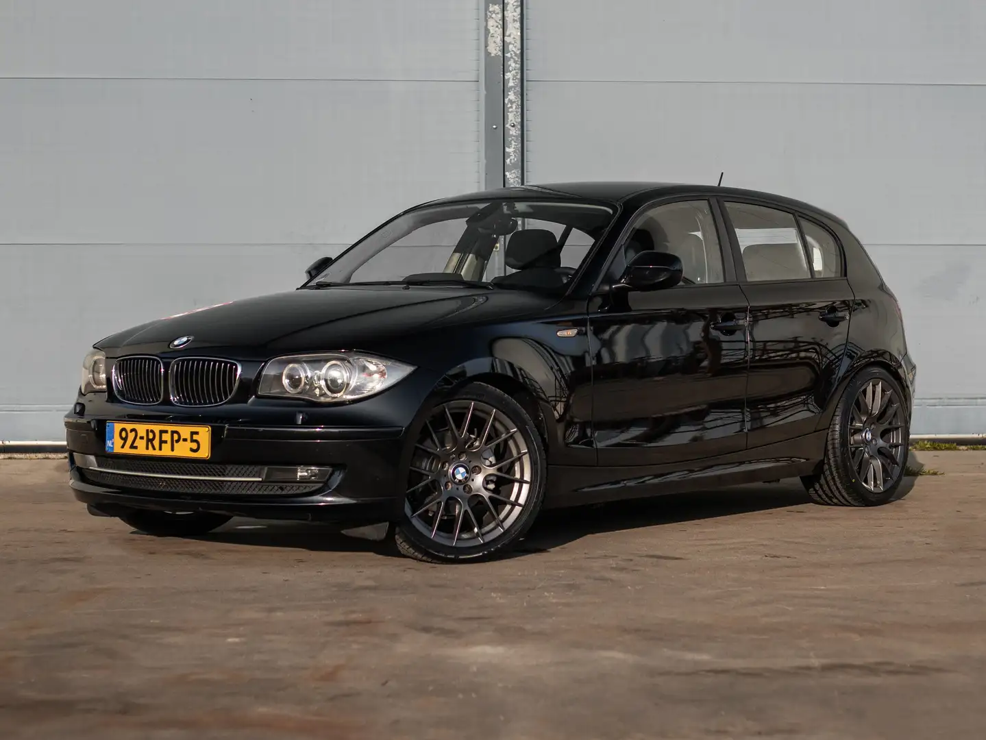 BMW 118 118i Business-Line (Ketting VV, Orig NL, H&K) Schwarz - 1