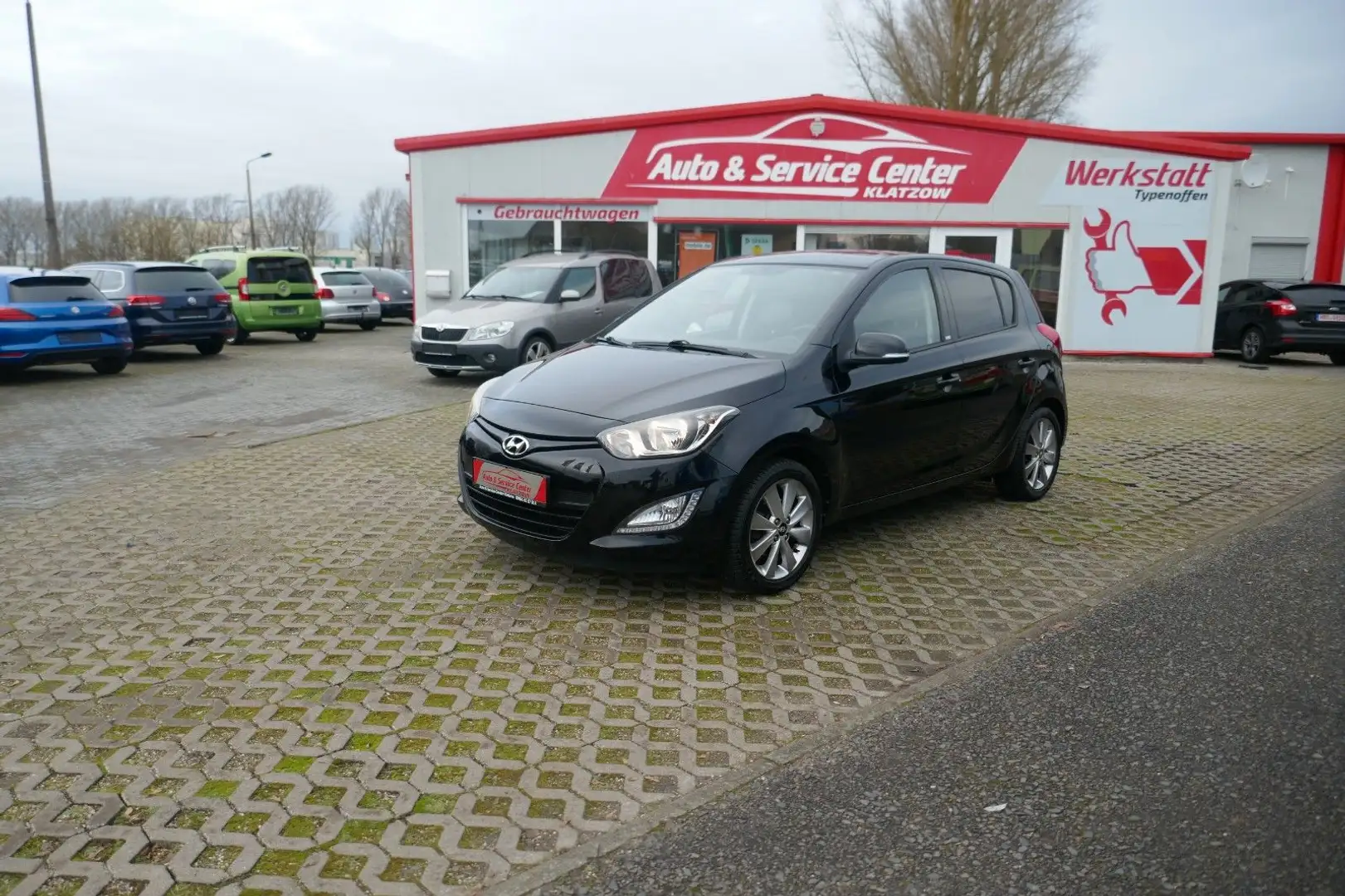 Hyundai i20 1.4 FIFA SOKO Automatik 1.HAND Schwarz - 1