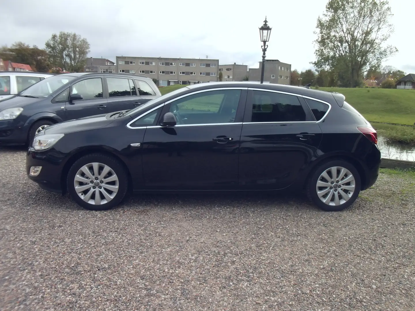 Opel Astra 1.4 Cosmo - Airco - Navigatie Zwart - 2