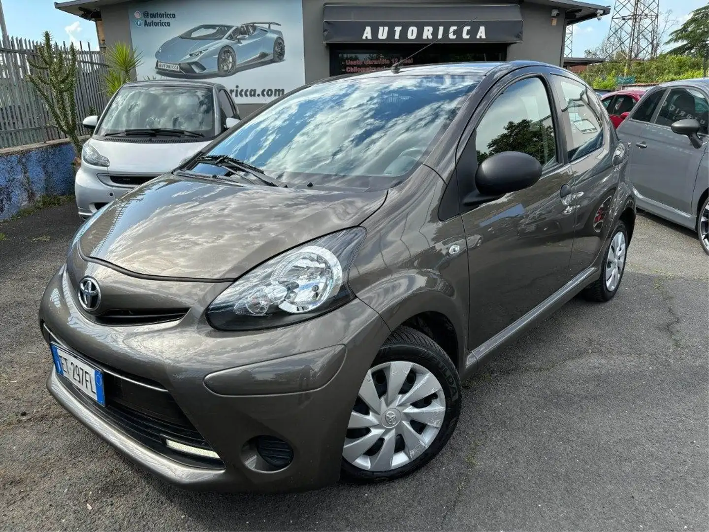Toyota Aygo 1.0 69CV *PREZZO REALE* 5 porte Connect Marrone - 1