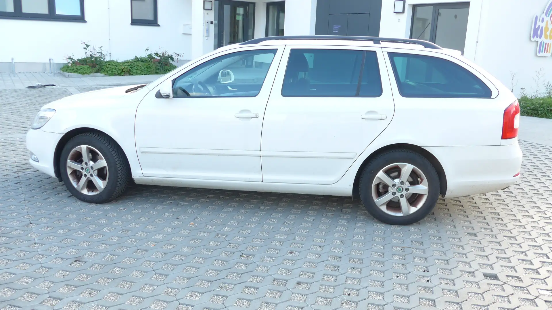 Skoda Octavia Octavia Combi 1.6 Automatik Weiß - 1