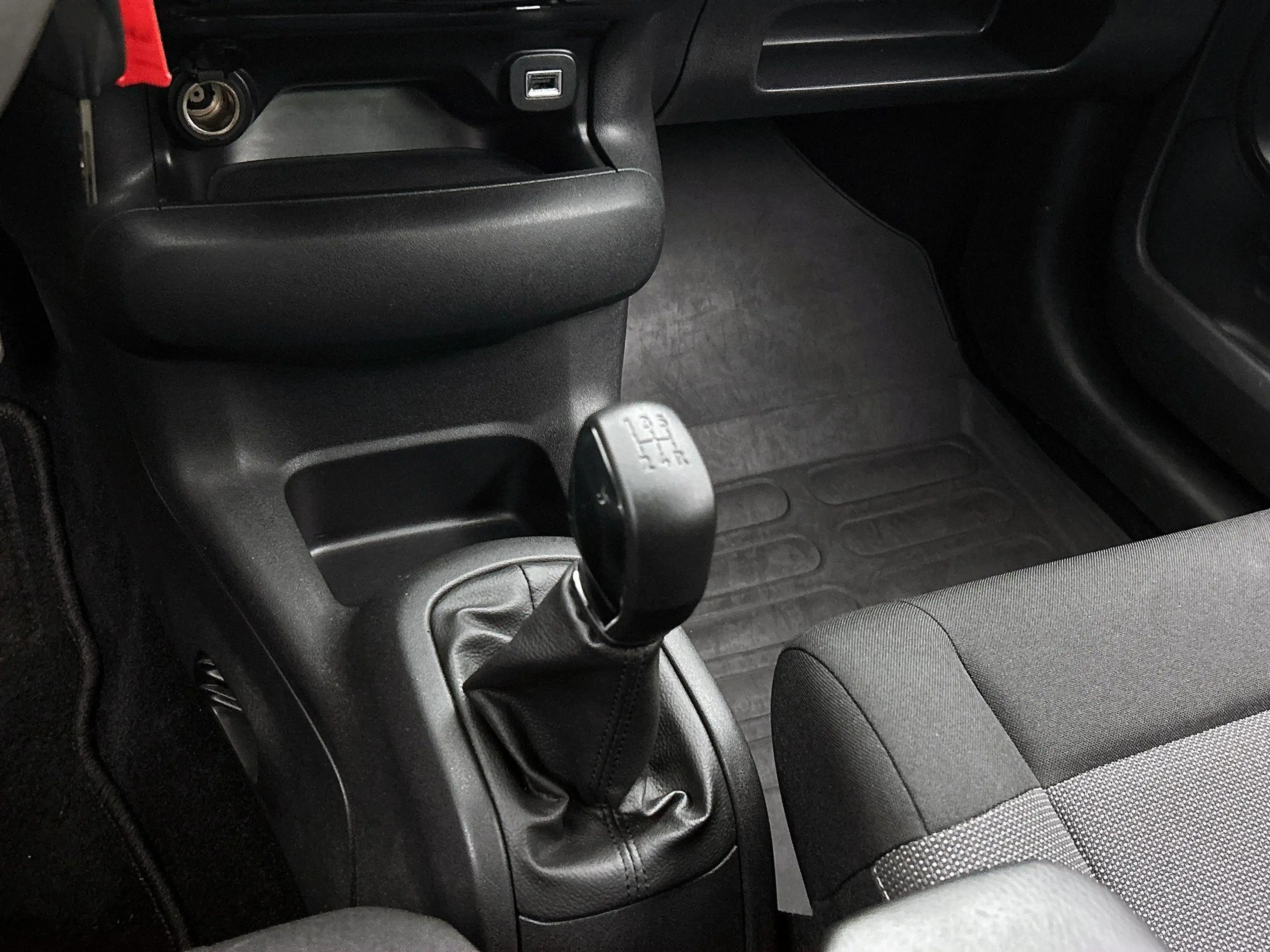 Citroen C4 Cactus 1.2 PureTech Business Plus | camera | Climate Cont — photo 10