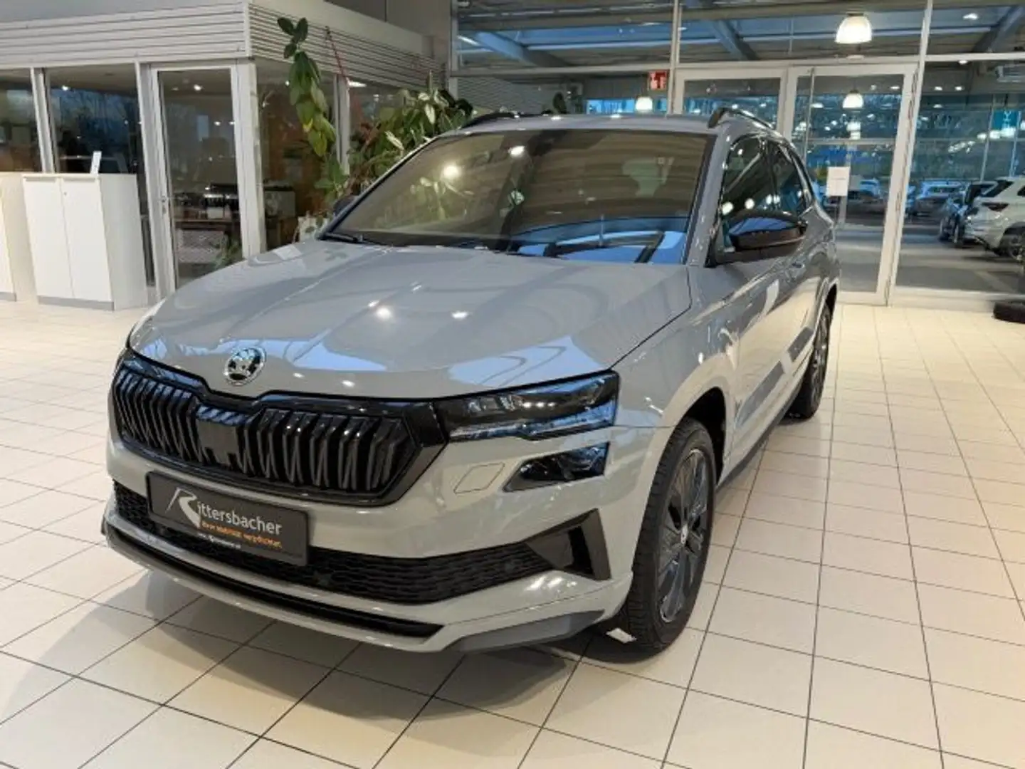 Skoda Karoq Sportline 1.5 TSI AHK Navi Kamera PDC Grau - 2