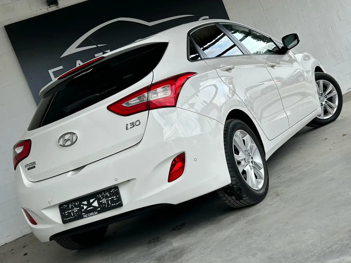Hyundai i30 1.6 CRDi Move*1ER PROP + CLIM + JANTES + GARANTIE* Blanc - 2