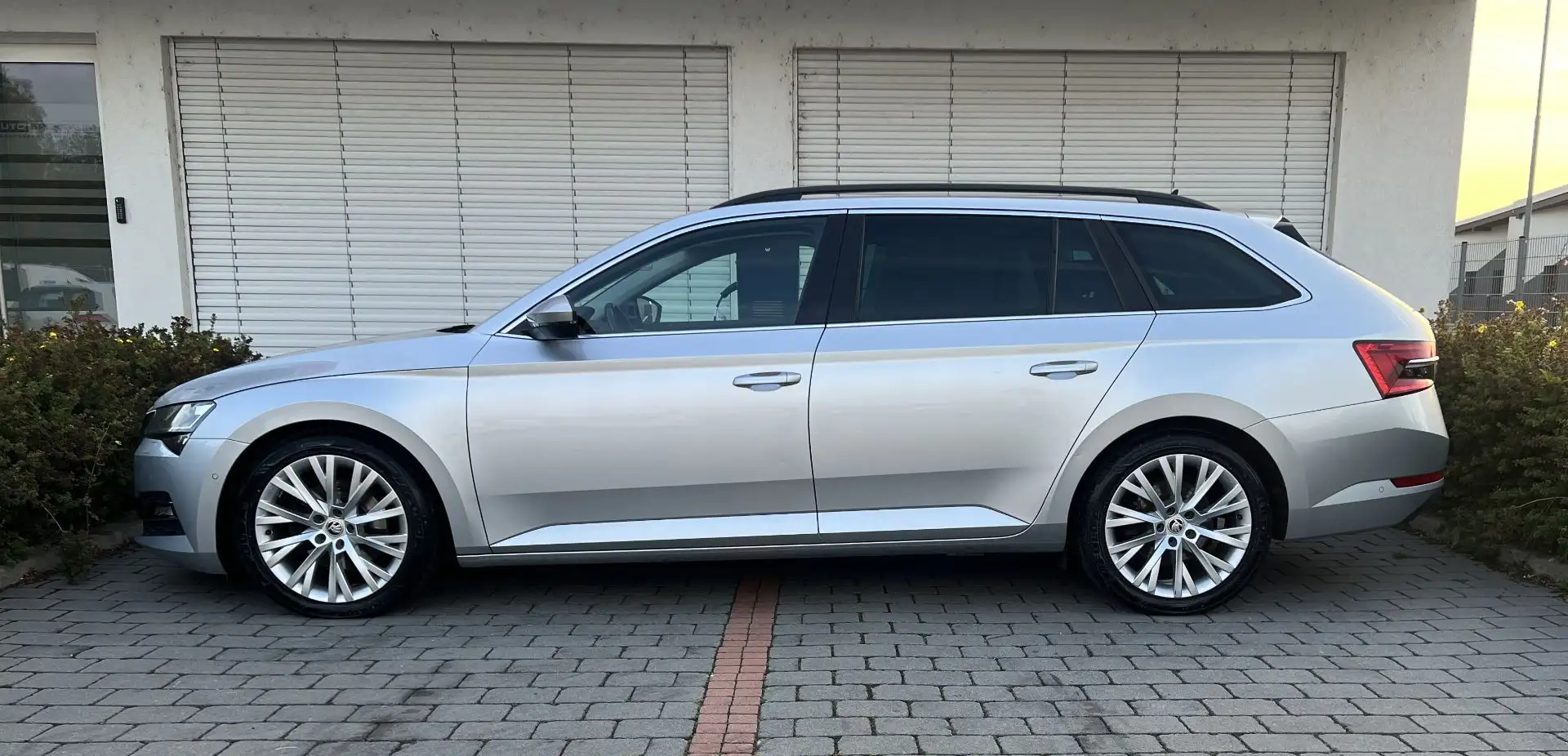 Skoda Superb Combi 2,0 TDI Style DSG Silber - 2