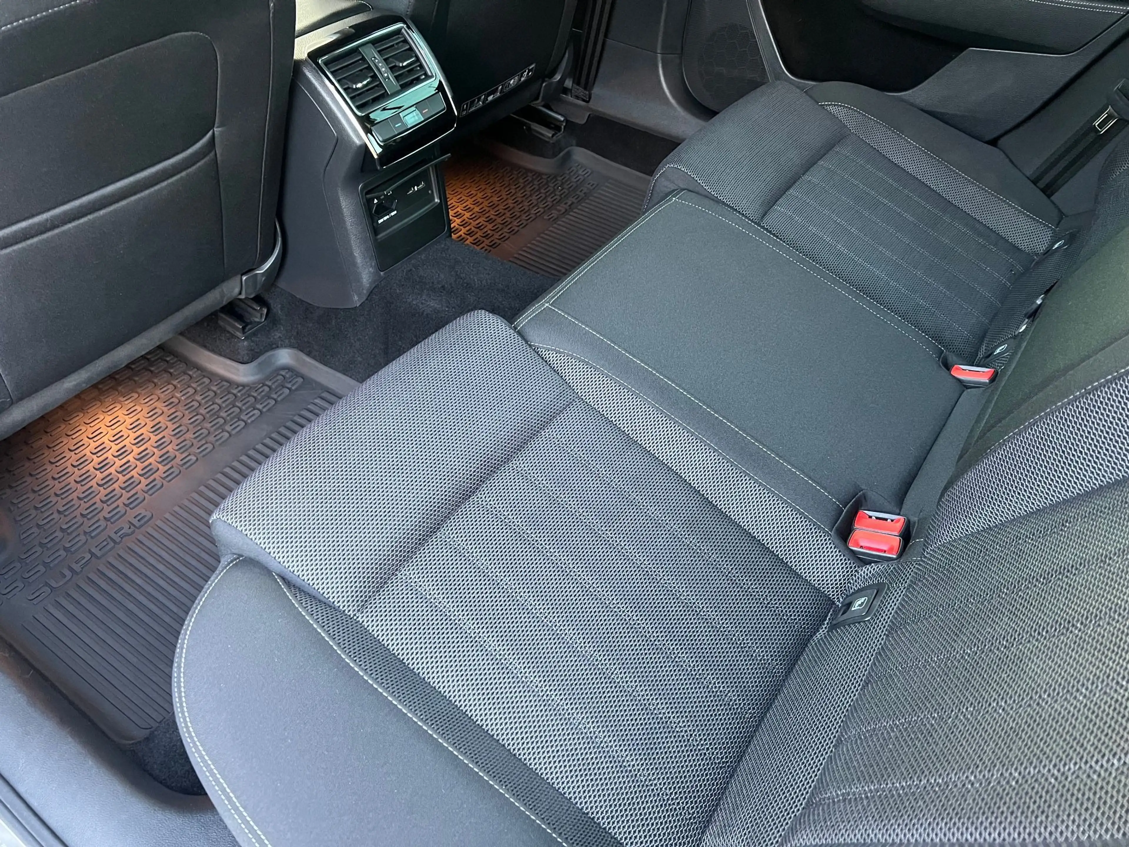 Skoda Superb Combi 2,0 TDI Style DSG — photo 14