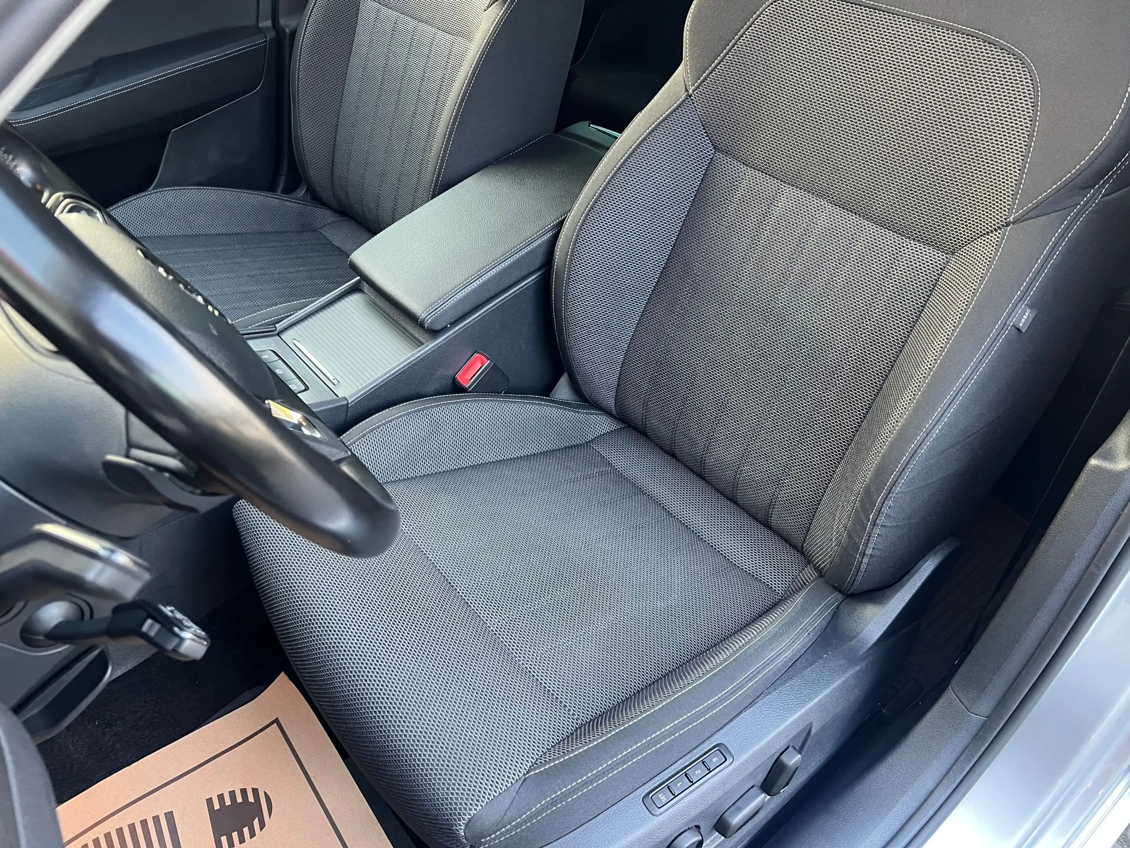 Skoda Superb Combi 2,0 TDI Style DSG — photo 11