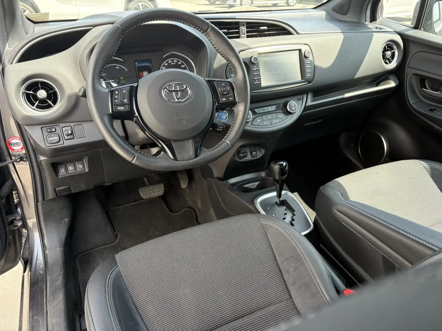 Toyota Yaris 1.5 Hybrid Executive Automaat | Navigatie | Achter Grijs - 2