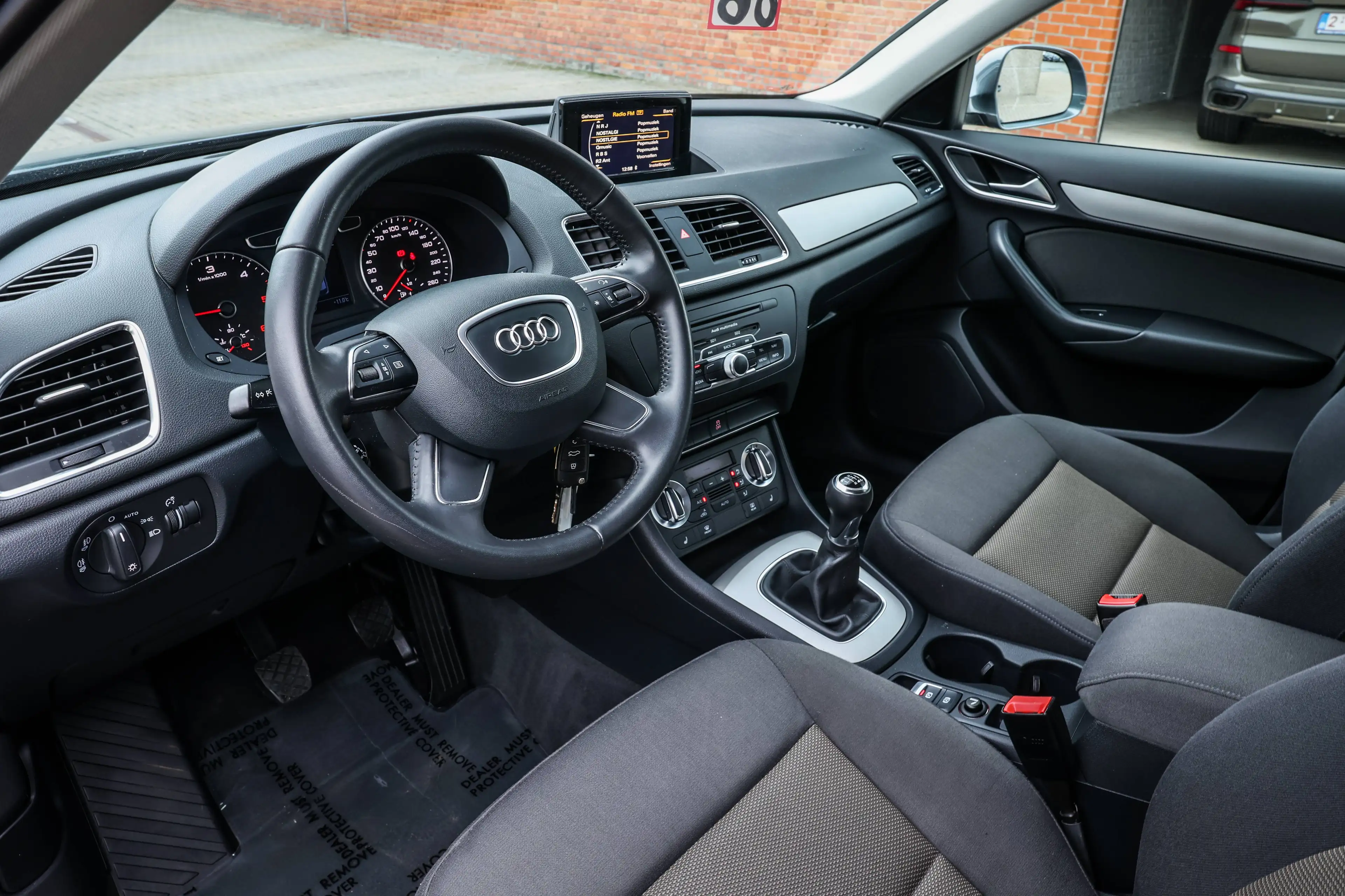 Audi Q3 S-LINE*EERSTE-EIGENAAR*XENON*ZETELVERWARMING*6-VITESSE*NAVIGATIE*PARKEERSENSOREN* — photo 9