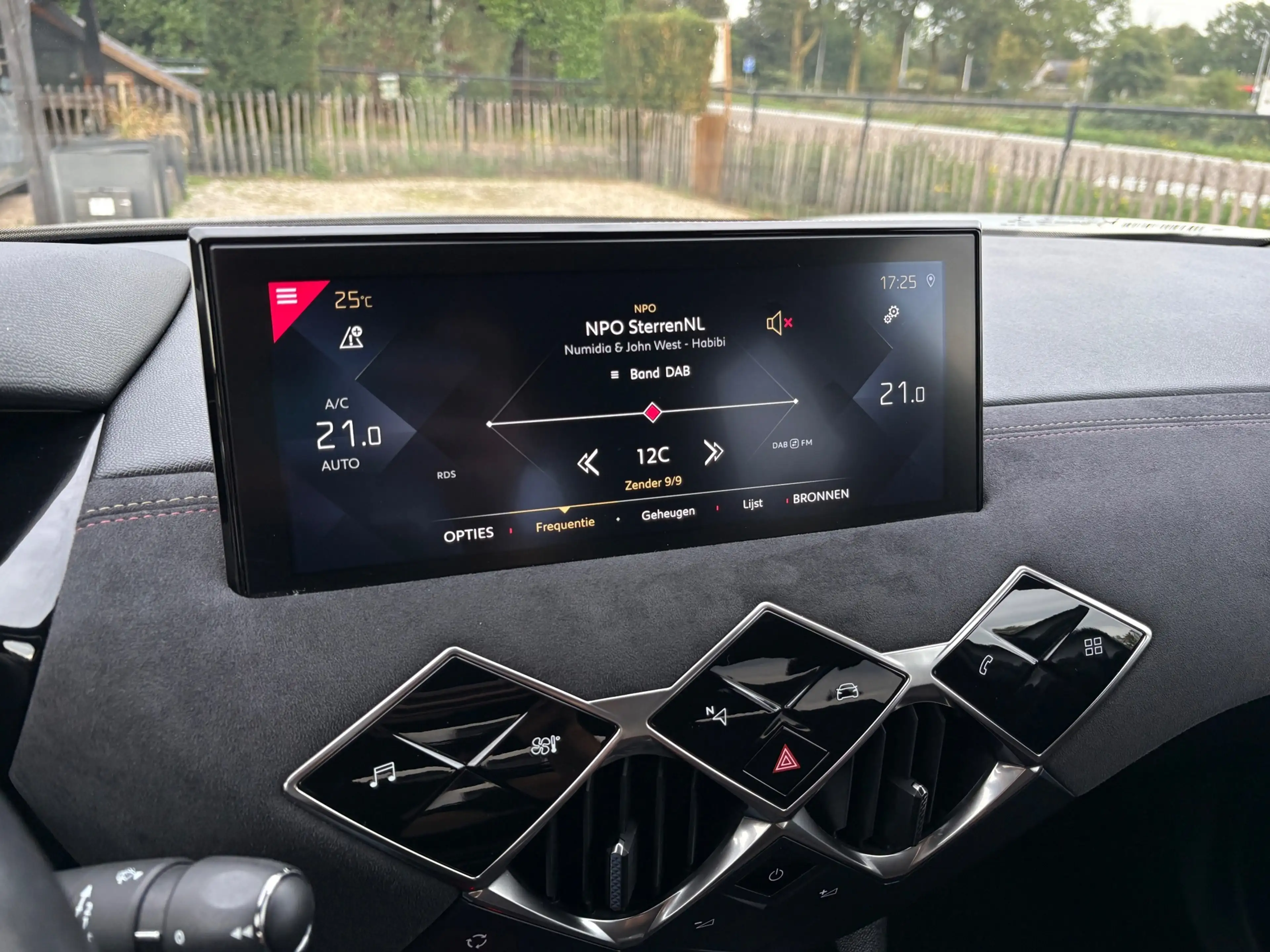 DS Automobiles DS 3 Crossback 1.2 110pk Performance Line+ Alcantara, Keyless, LE — photo 31