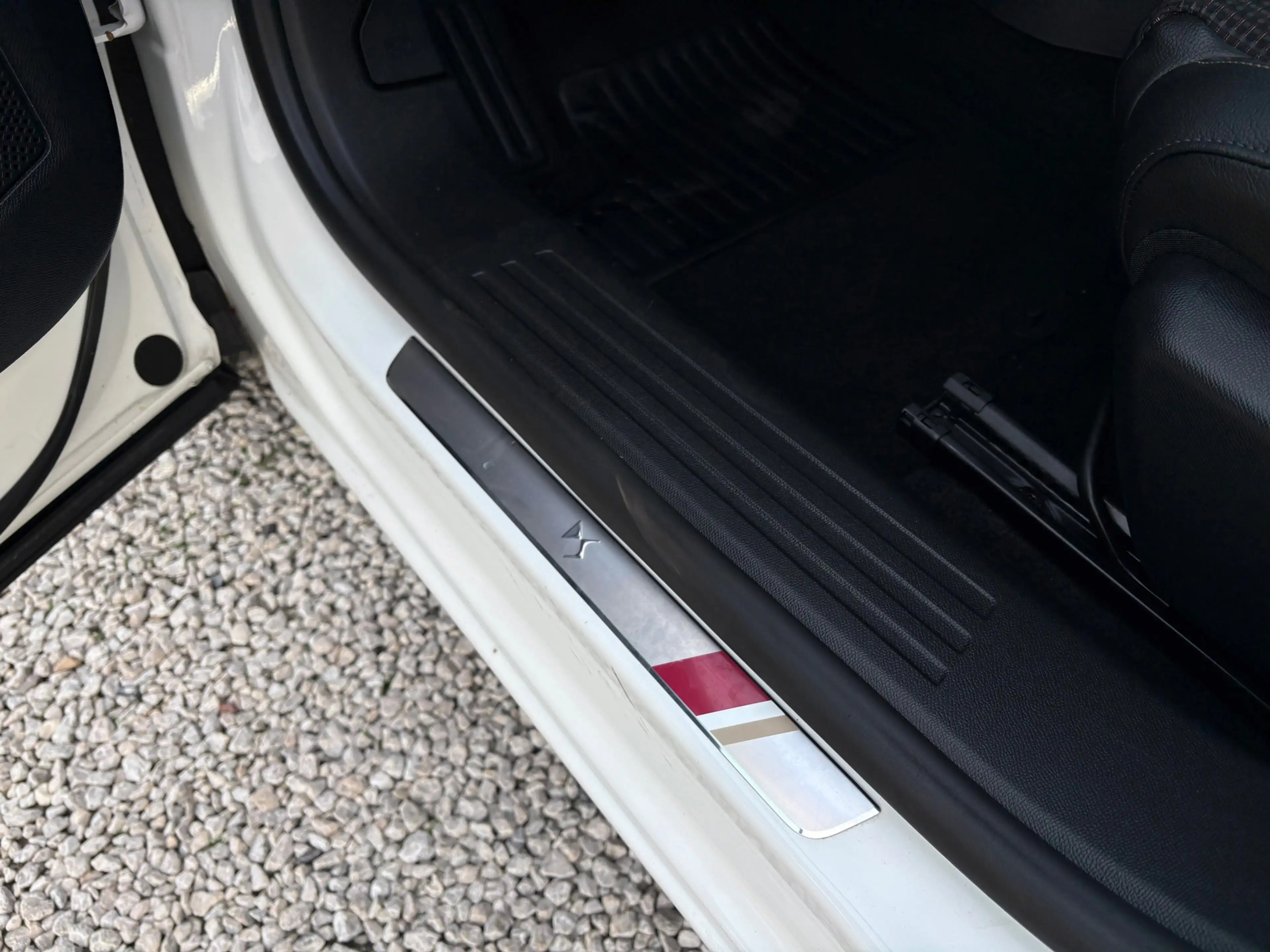 DS Automobiles DS 3 Crossback 1.2 110pk Performance Line+ Alcantara, Keyless, LE — photo 12