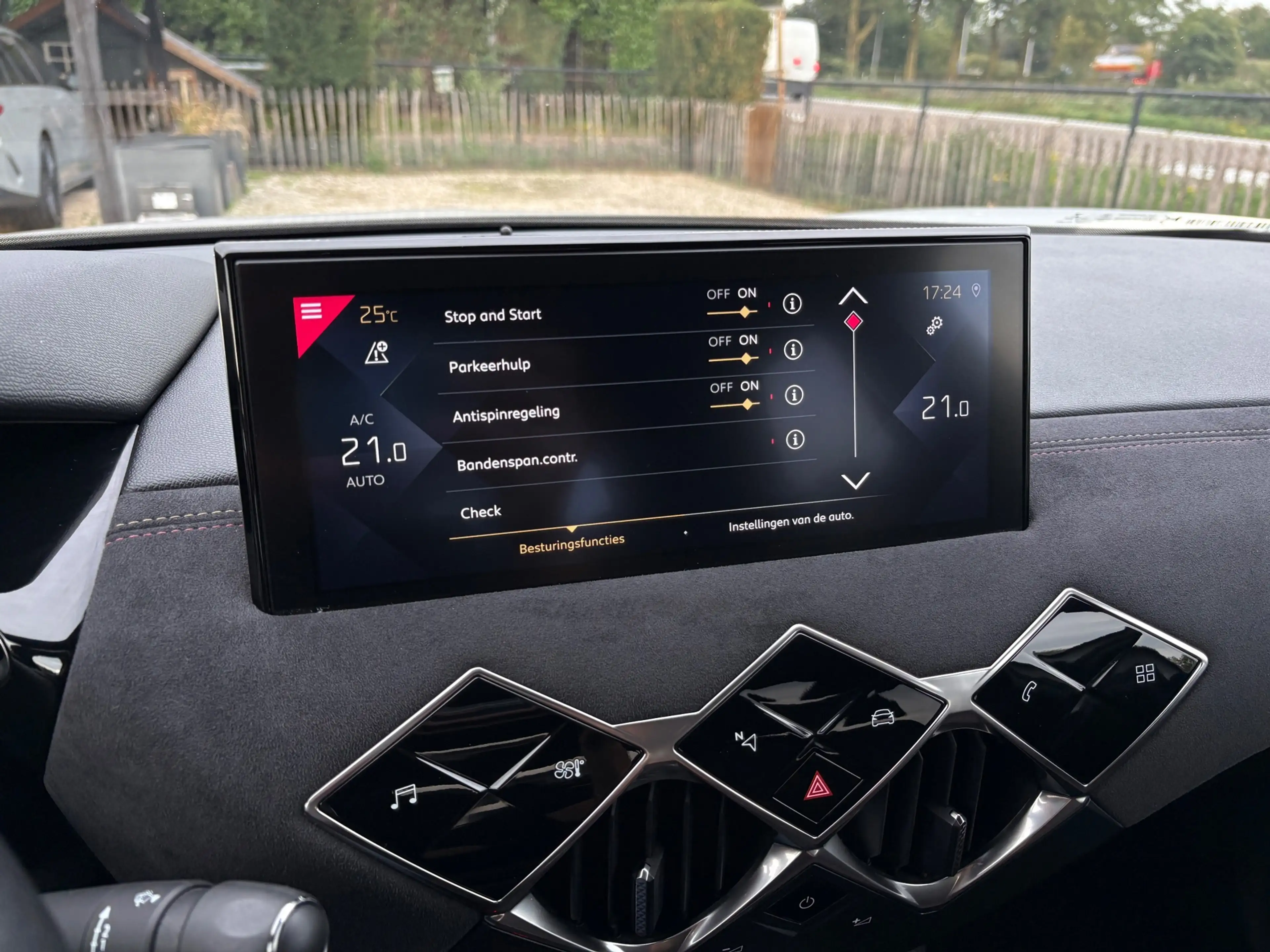 DS Automobiles DS 3 Crossback 1.2 110pk Performance Line+ Alcantara, Keyless, LE — photo 28