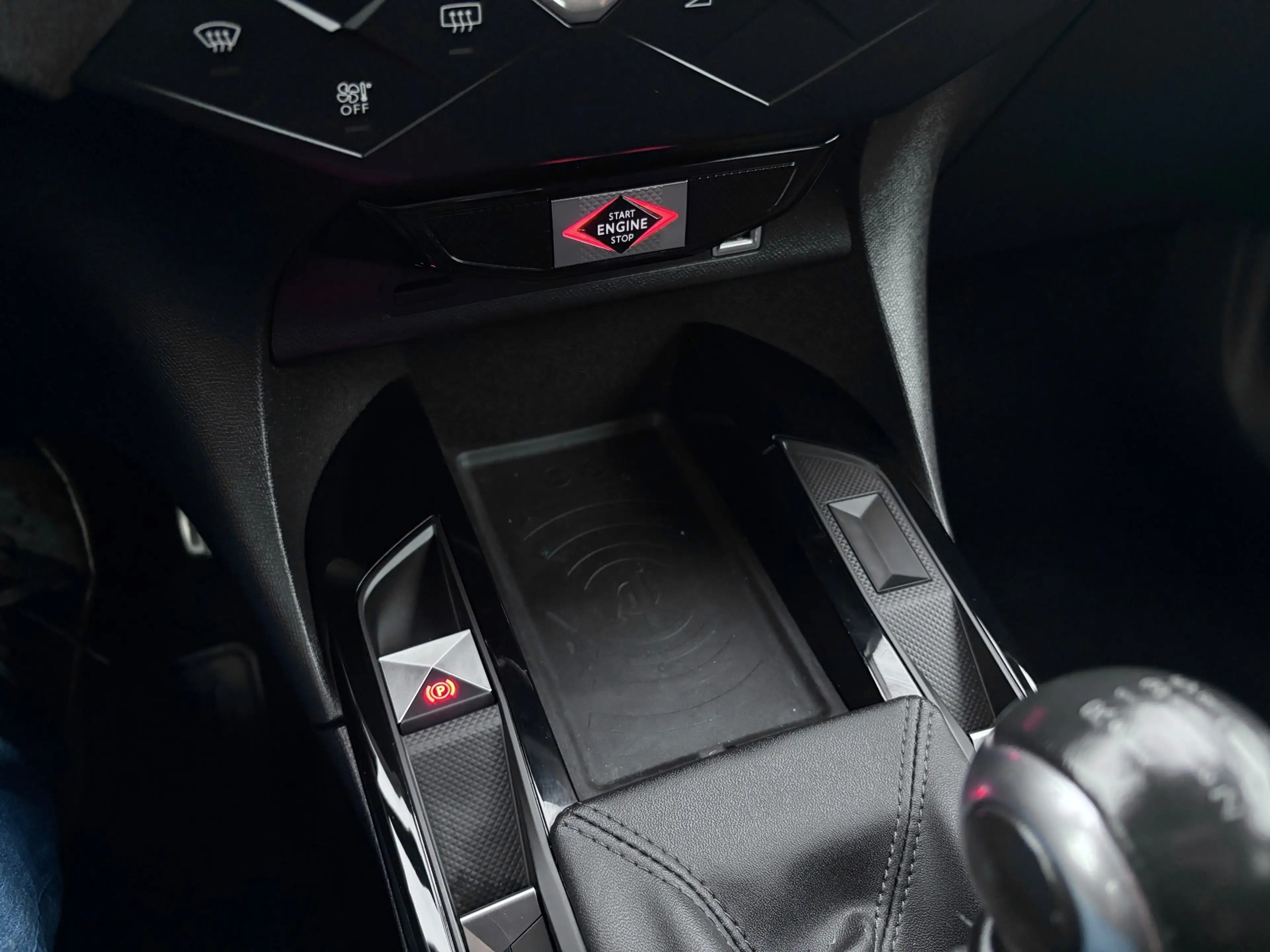 DS Automobiles DS 3 Crossback 1.2 110pk Performance Line+ Alcantara, Keyless, LE — photo 27