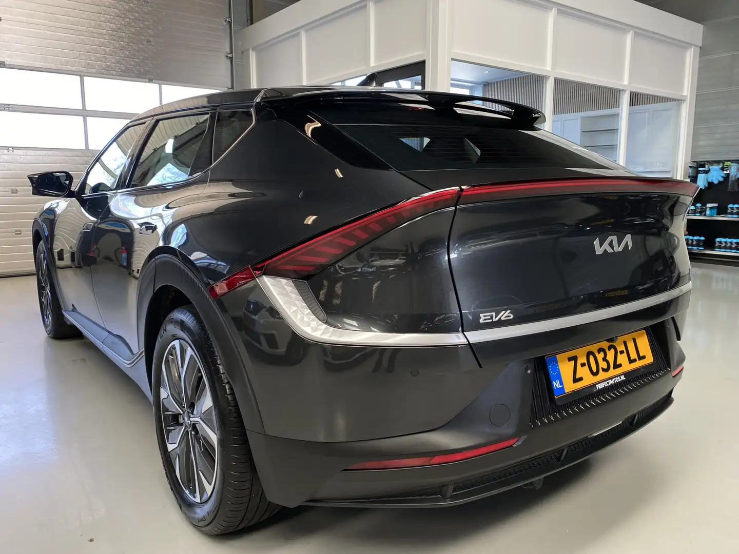 Kia EV6 Light 58 kWh Adapt Cruise, Led, Afn trekhaak, 1ste Grijs - 2