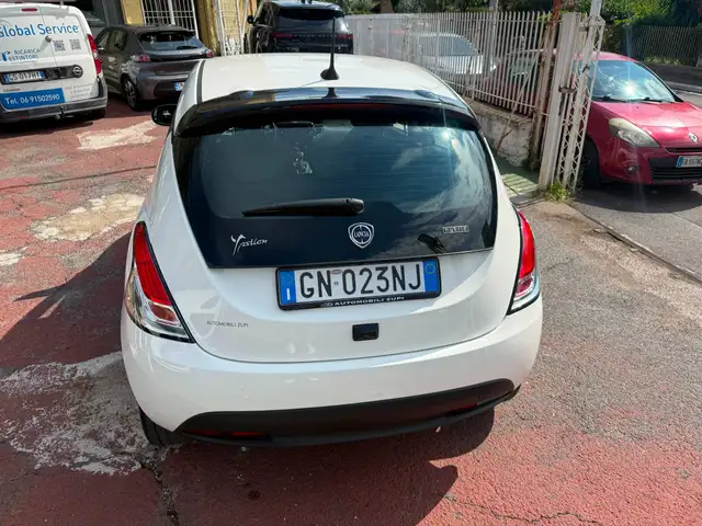 Lancia Ypsilon view 4