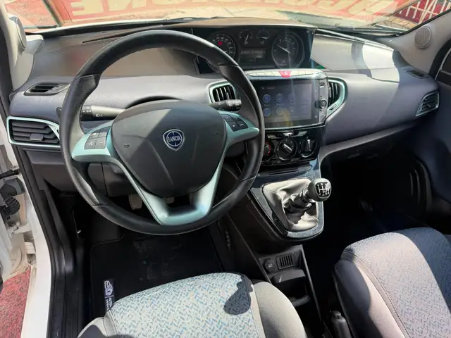 Lancia Ypsilon view 8
