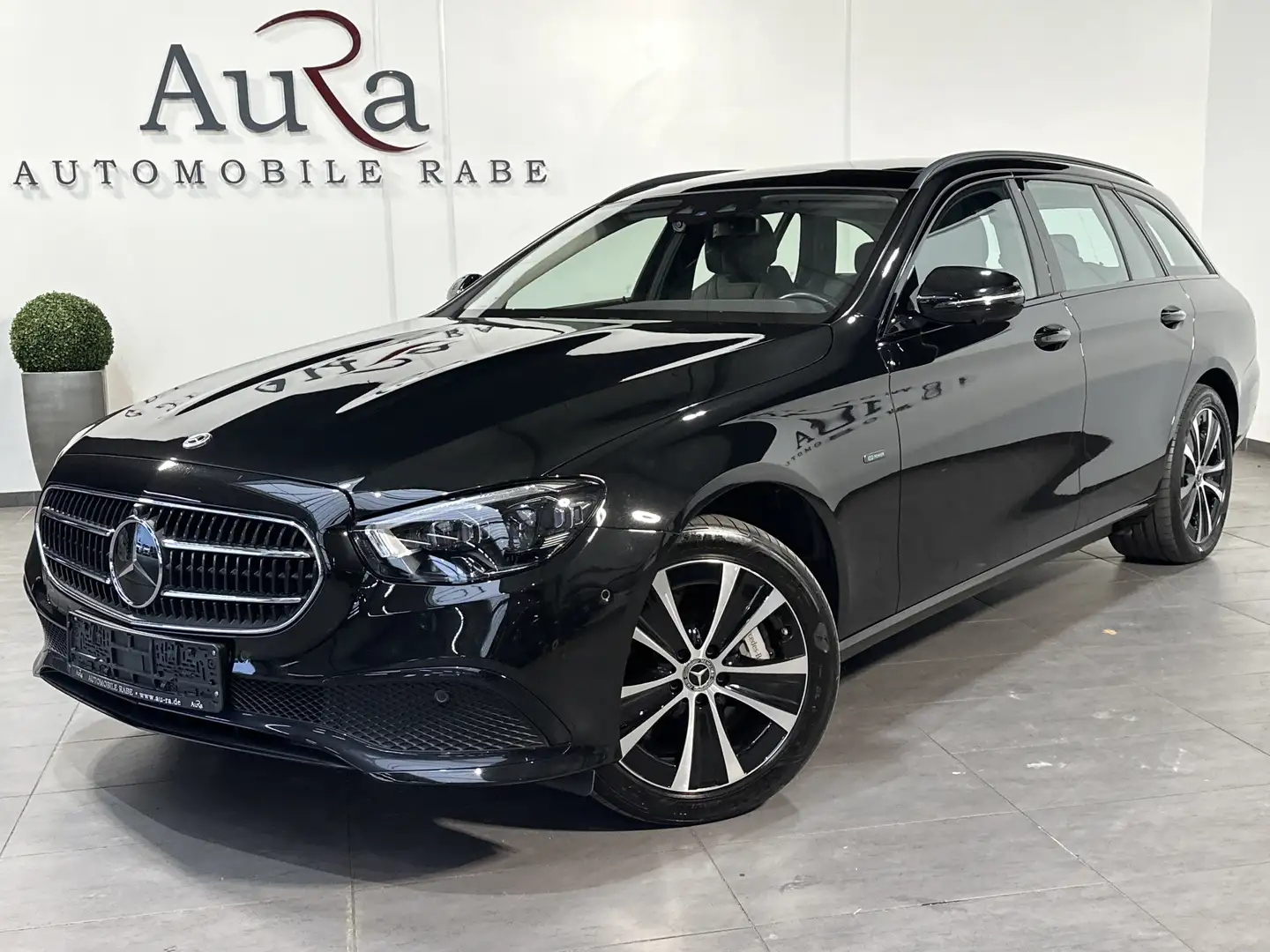 Mercedes-Benz E 300 T 4M Avantgarde NAV+LED+360°+AHK+PANO+PP Schwarz - 2