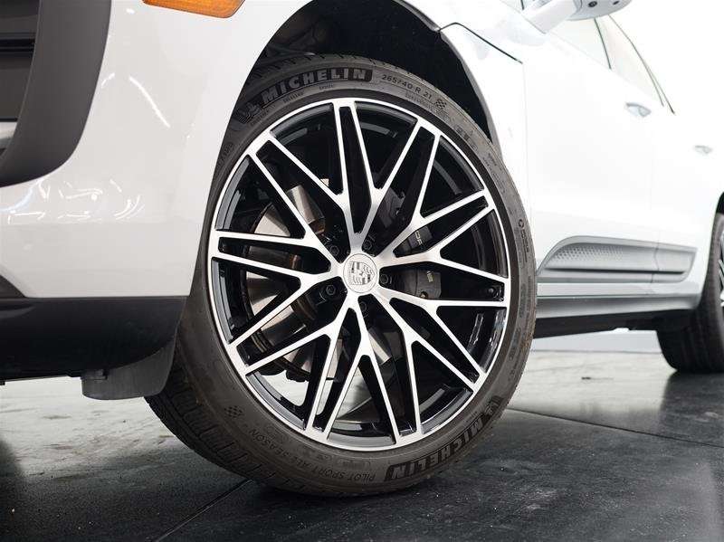 2026 Porsche Macan AWD — photo 4