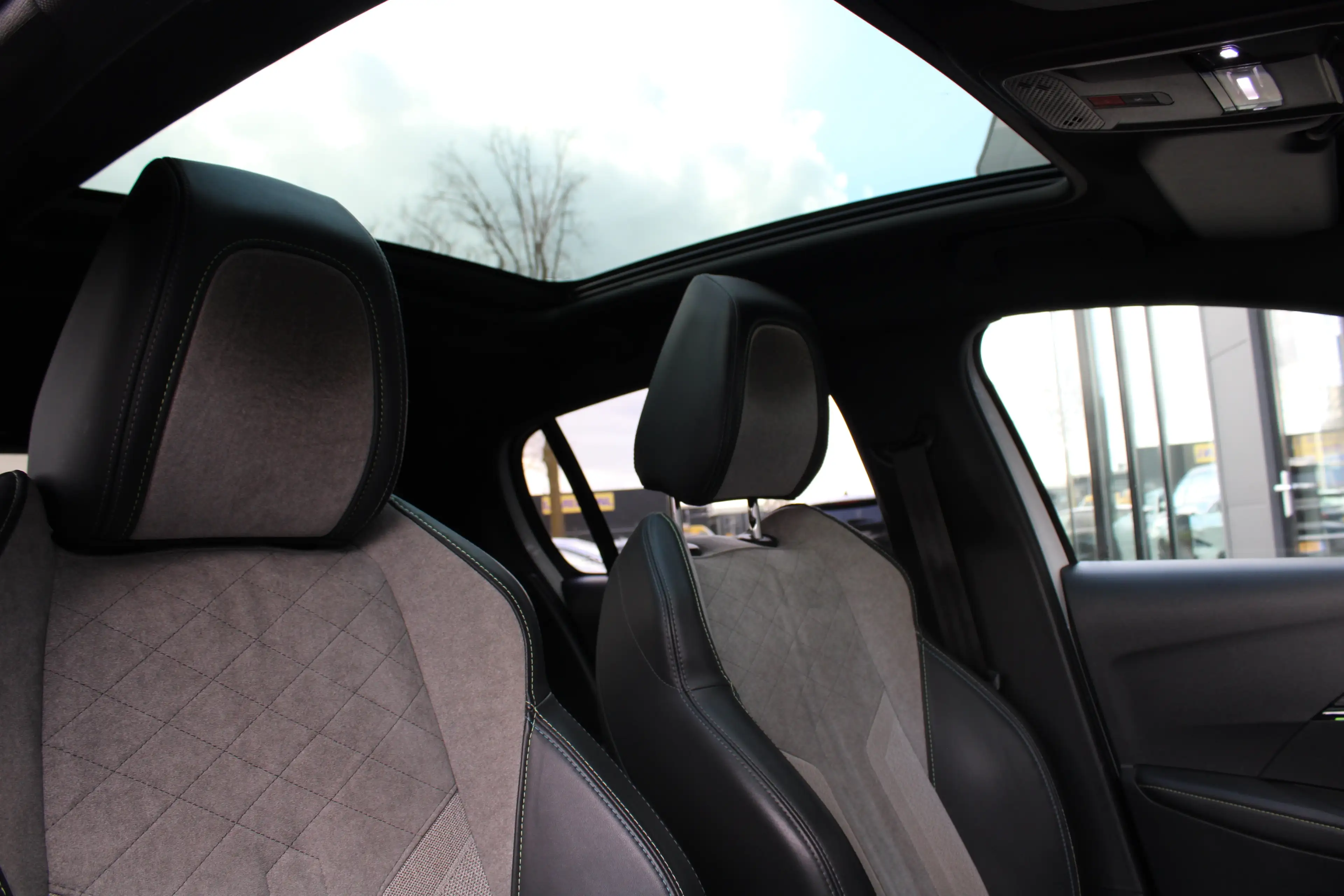 Peugeot 208 1.2 PureTech GT Pack | Navigatie | Camera | Panora — photo 4