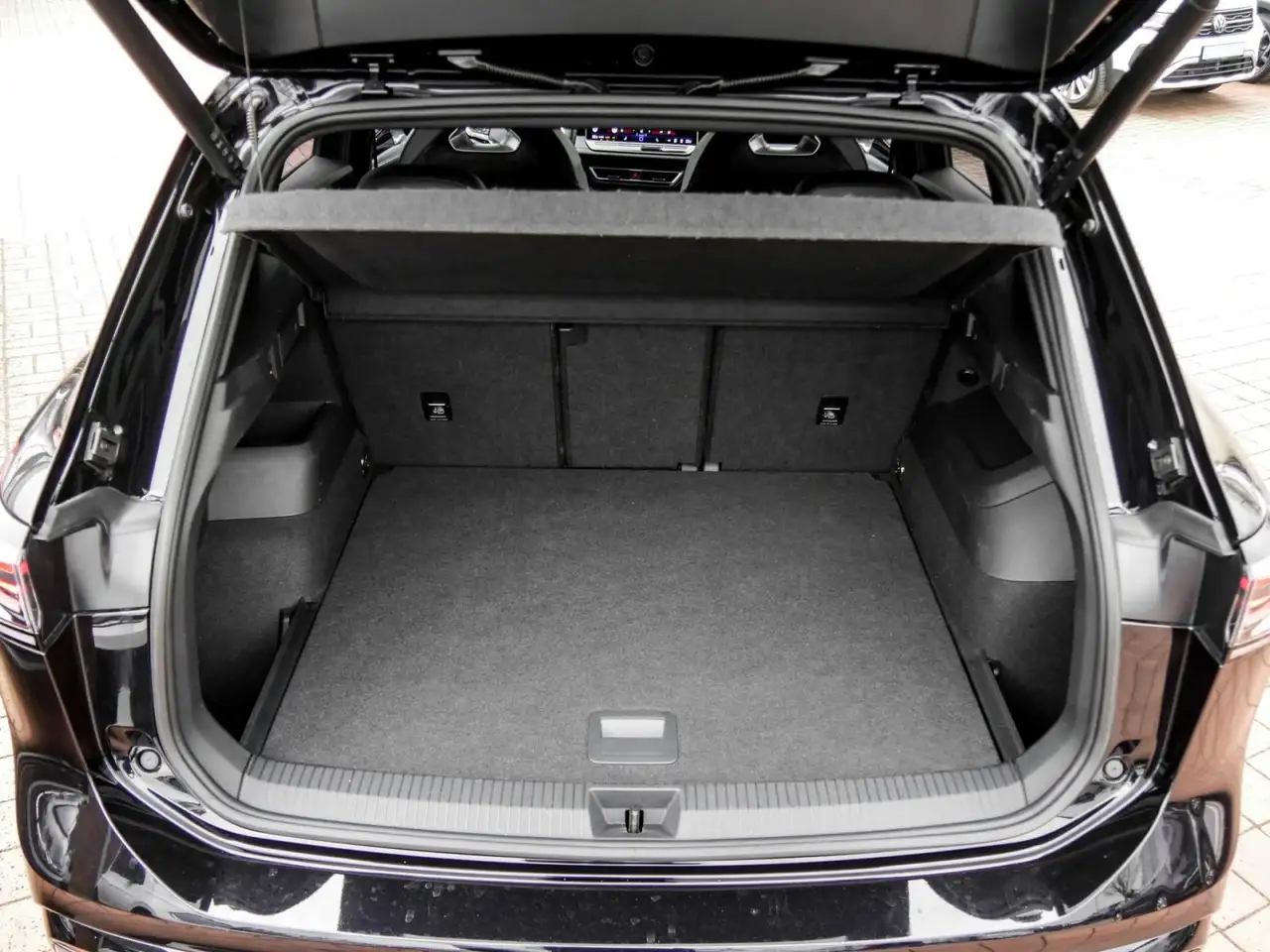 Volkswagen Tiguan R-Line 2.0 TDI DSG IQ.Light Navi AHK 20" Travel... 12