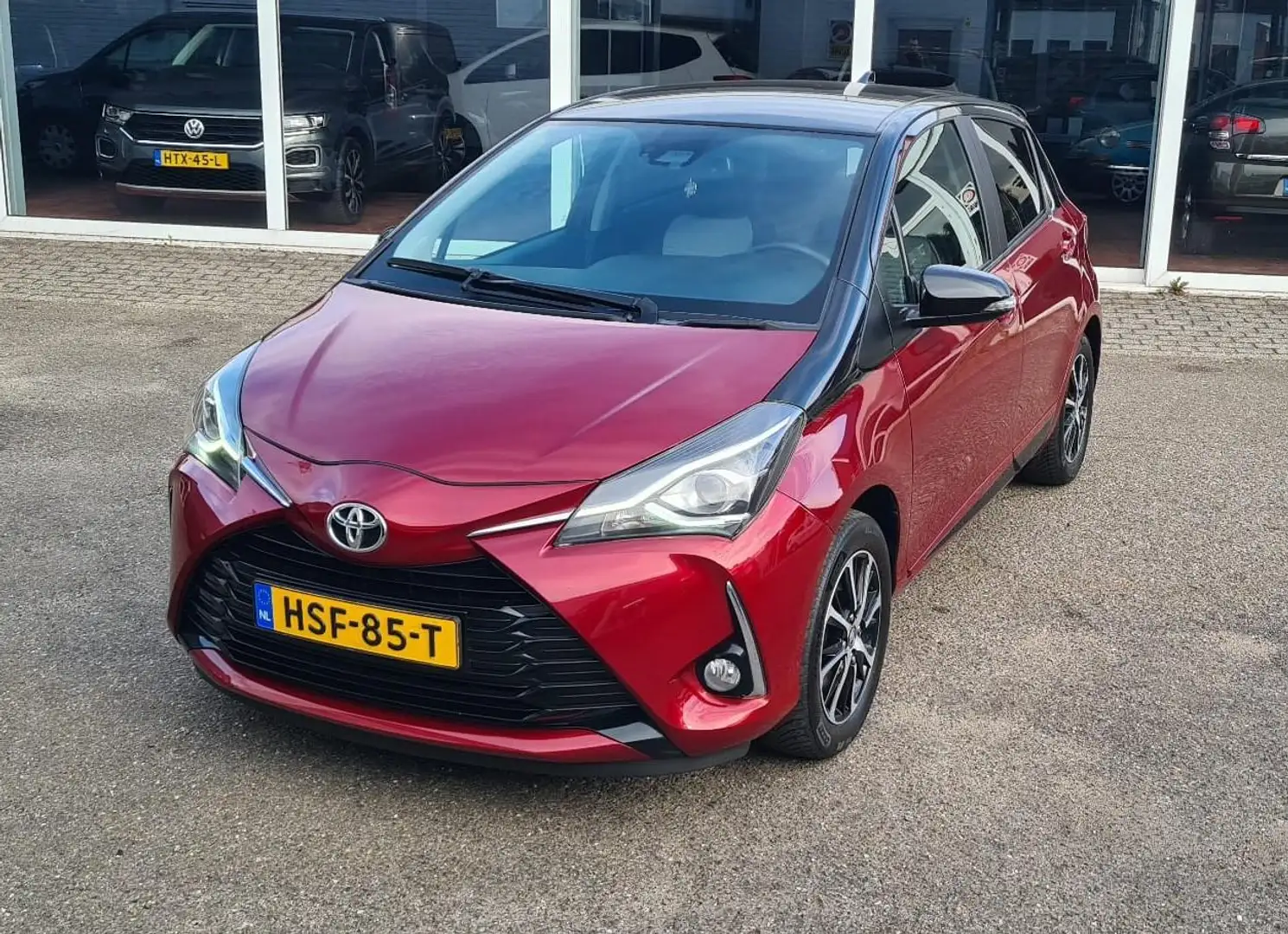 Toyota Yaris 1.5 VVT-i Dynamic Navi,Camera,Cruise,Keyless,RIJKL Rood - 1