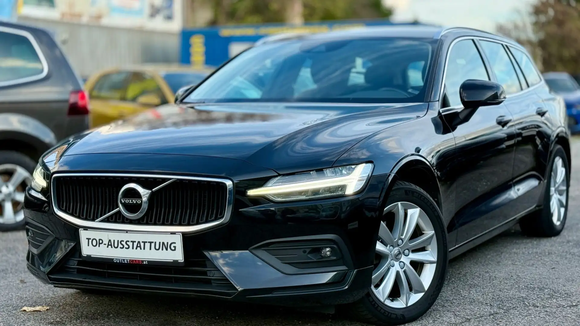 Volvo V60 D4 Momentum *Top-Ausstattung +Finanzierung möglic Schwarz - 1