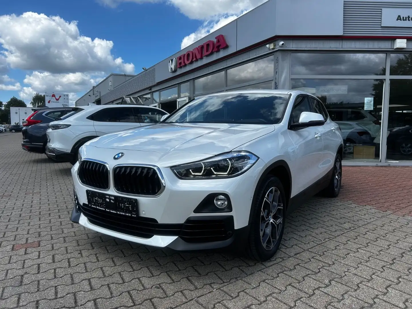 BMW X2 xDrive 20i Advantage Plus Pano Led H/K Wit - 1