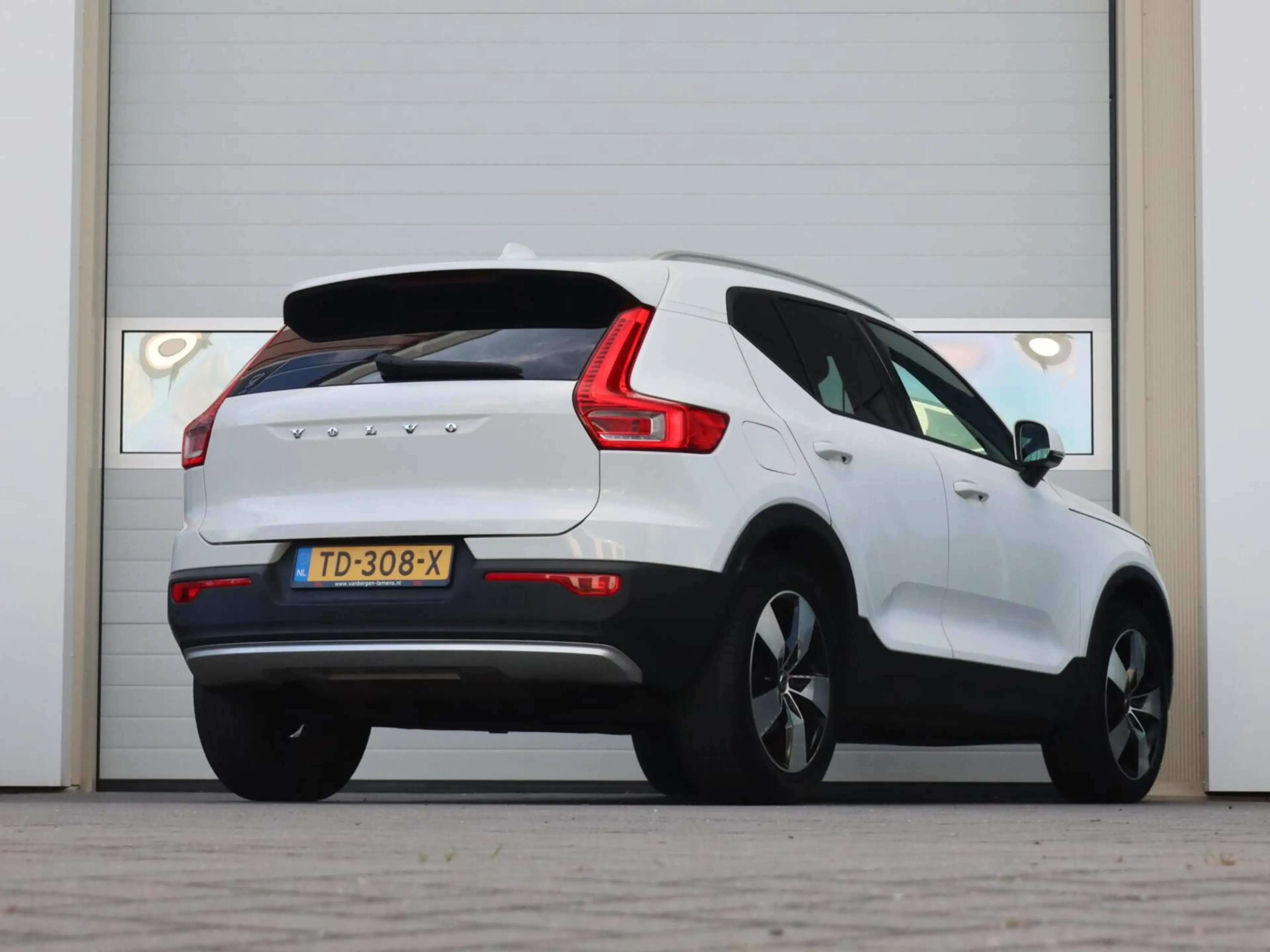 Volvo XC40 2.0 T4 190PK Momentum Pro — photo 2