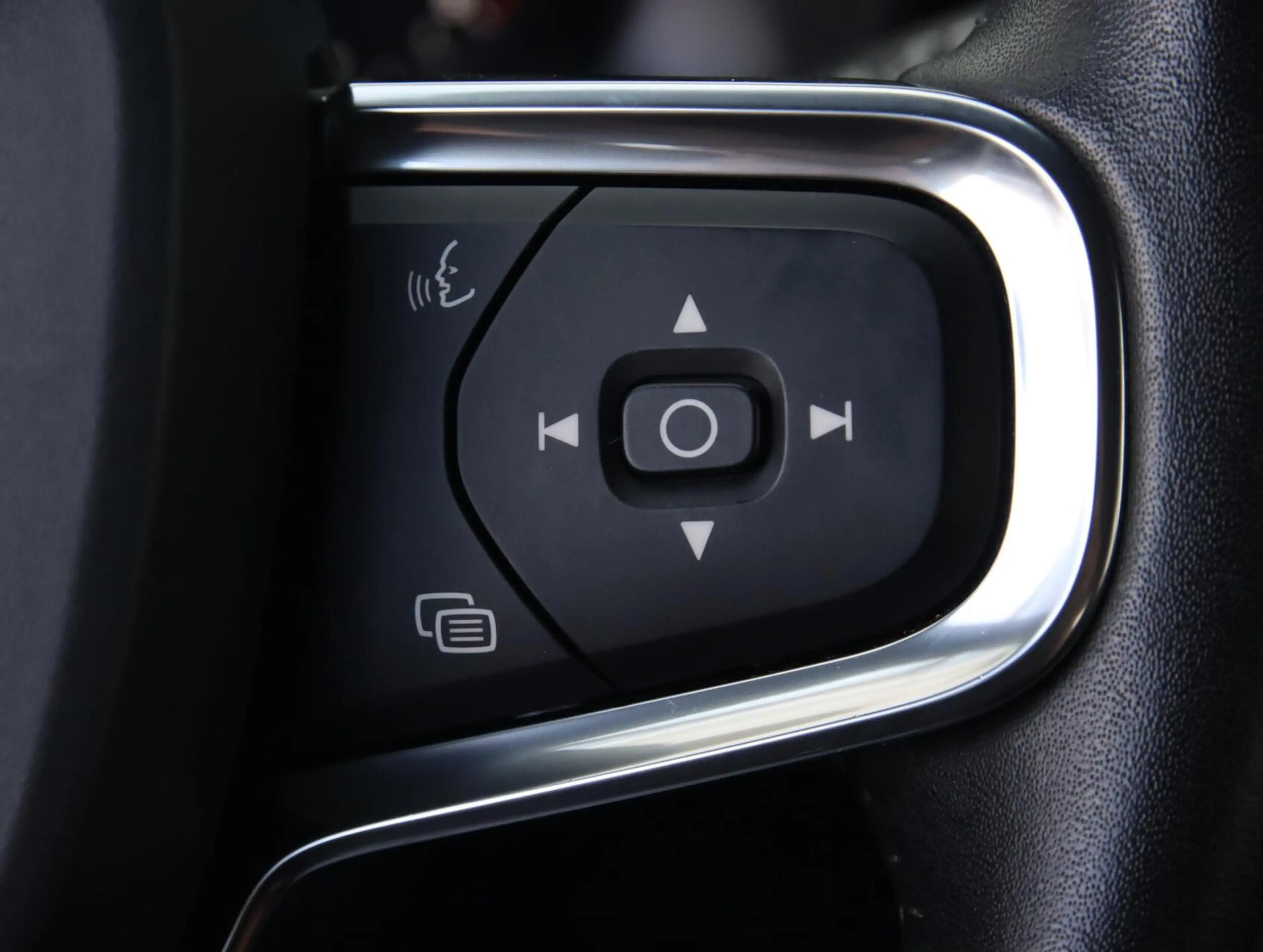Volvo XC40 2.0 T4 190PK Momentum Pro — photo 38