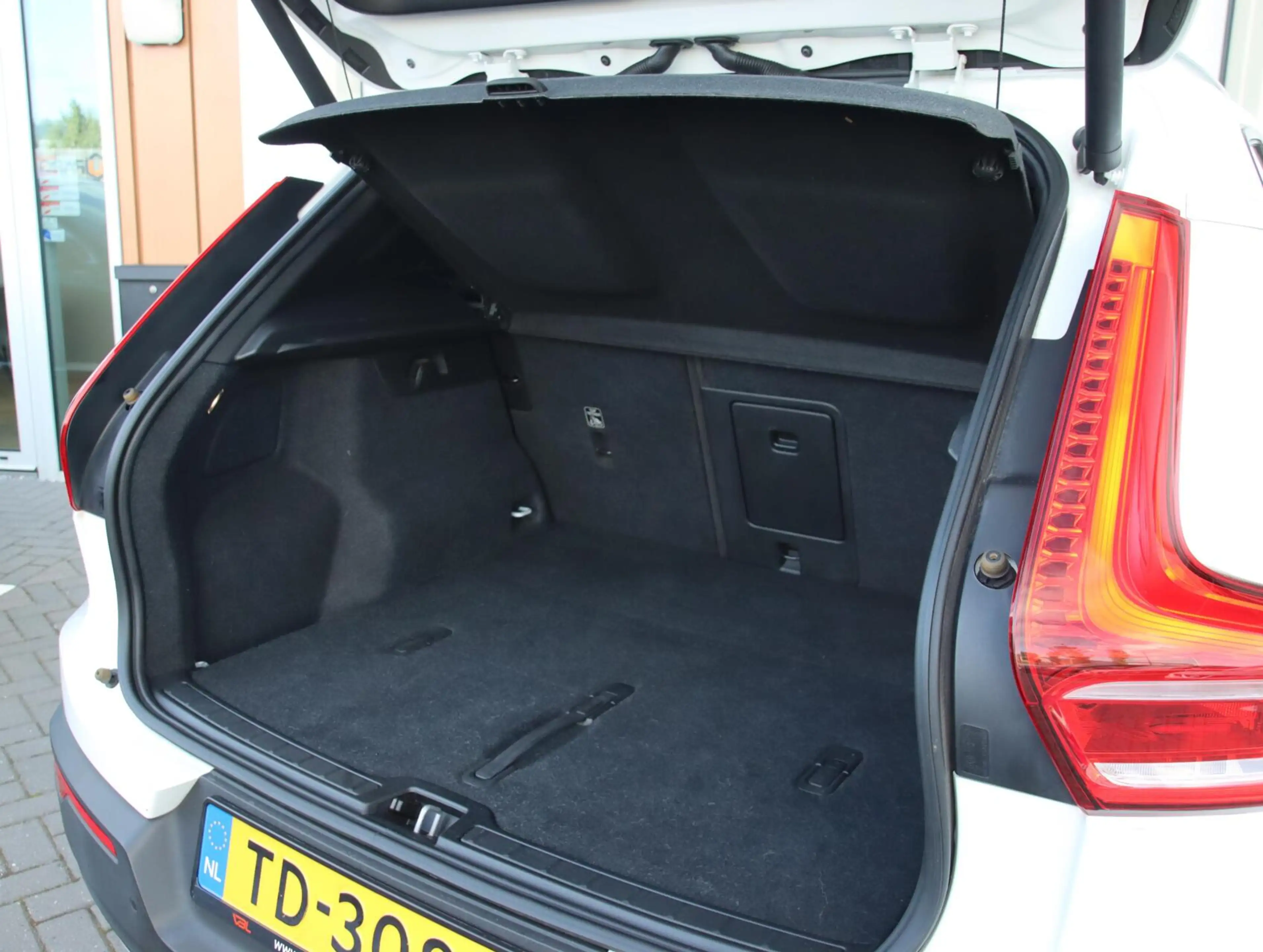 Volvo XC40 2.0 T4 190PK Momentum Pro — photo 28