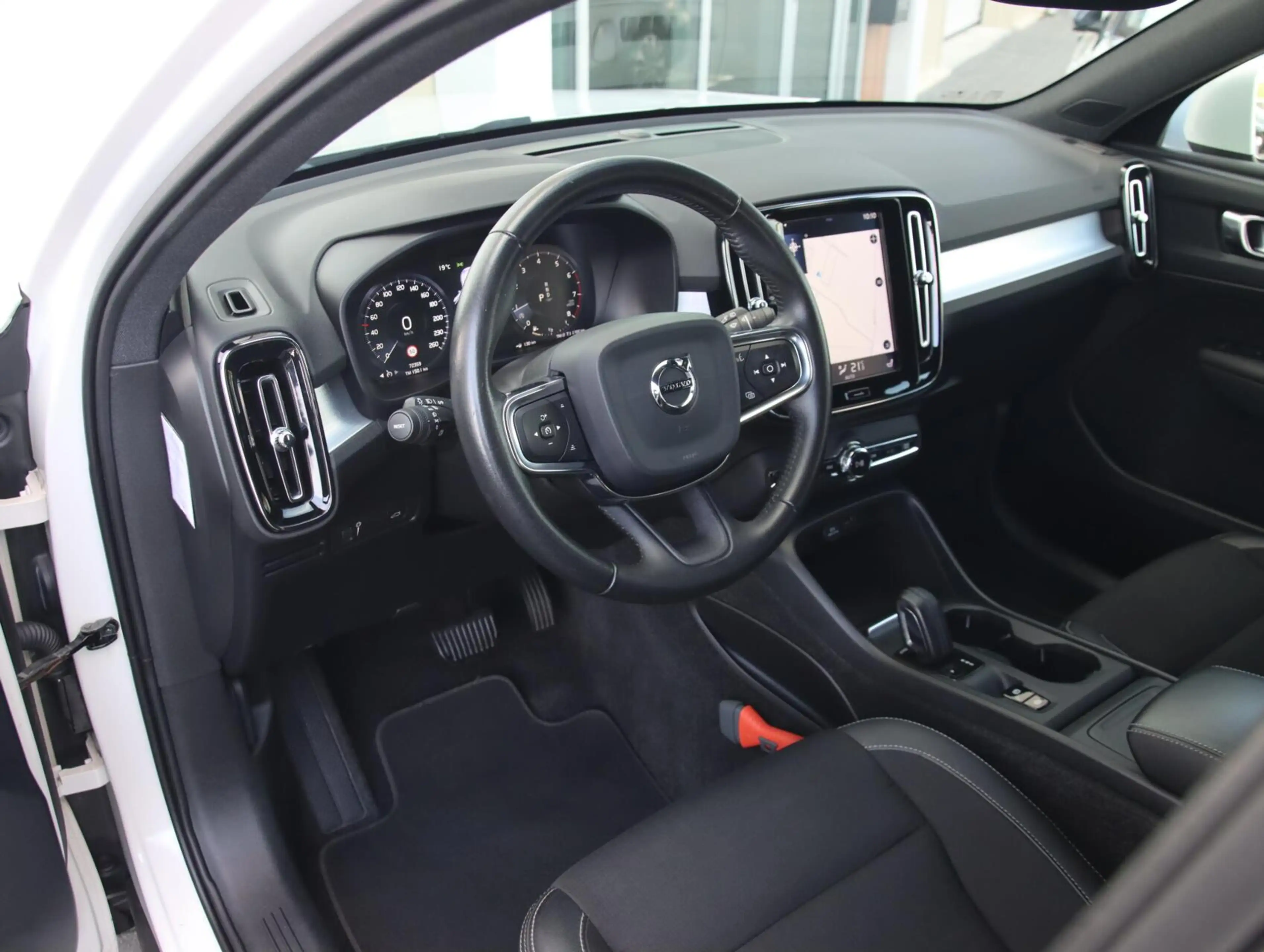 Volvo XC40 2.0 T4 190PK Momentum Pro — photo 3