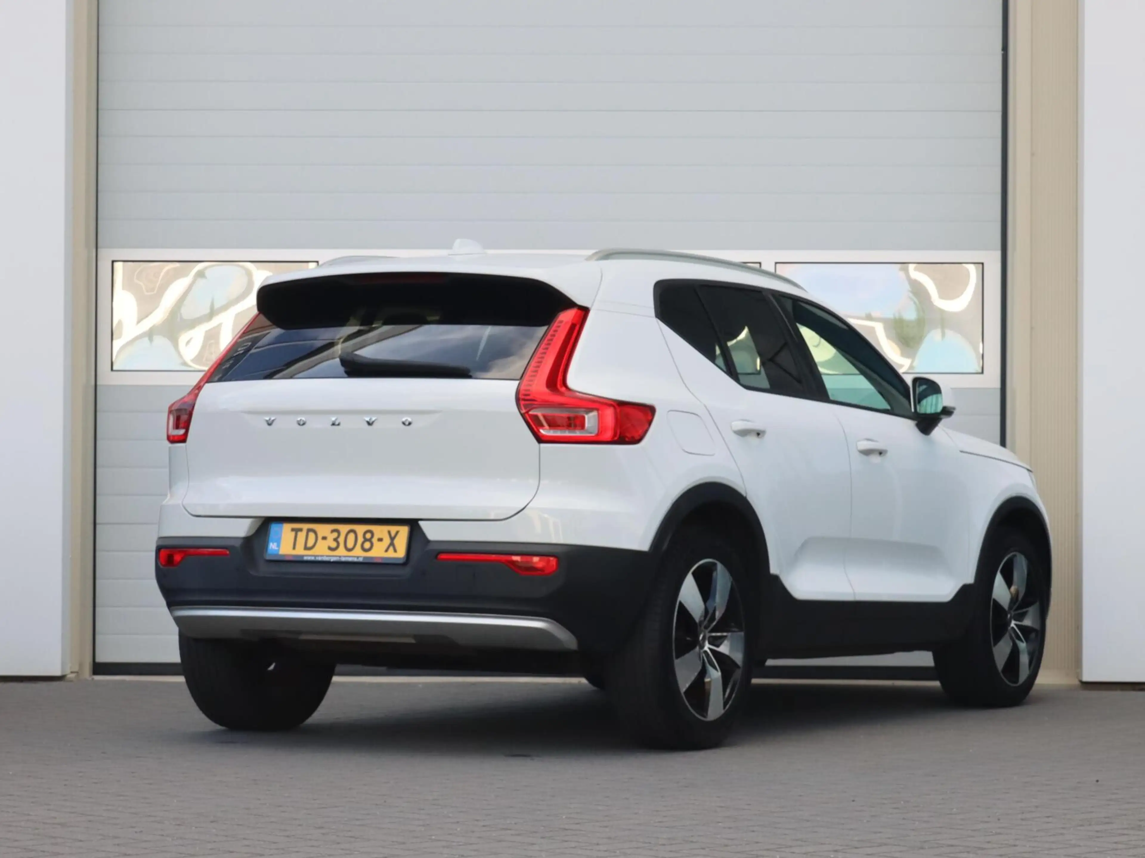 Volvo XC40 2.0 T4 190PK Momentum Pro — photo 26