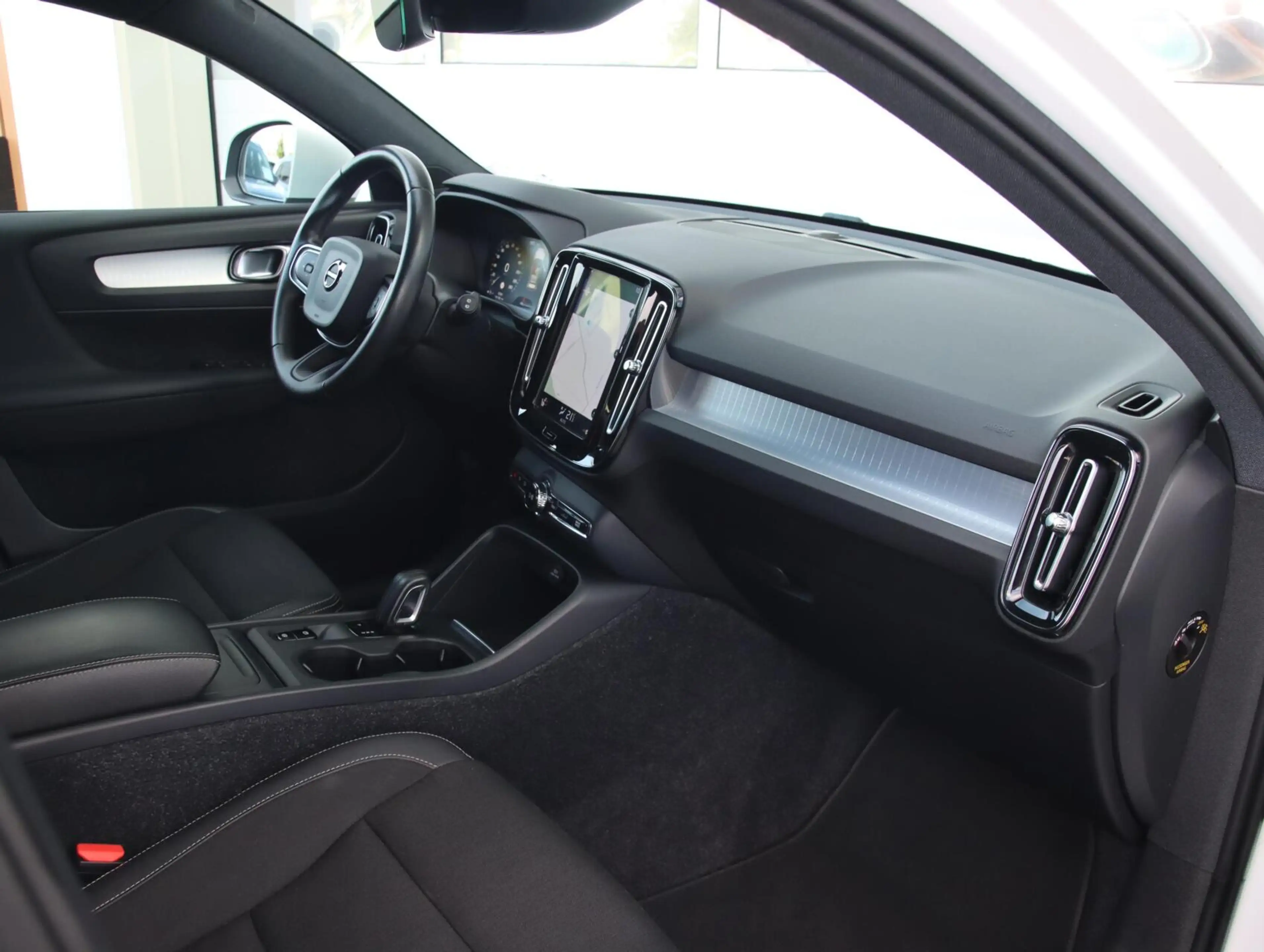 Volvo XC40 2.0 T4 190PK Momentum Pro — photo 33