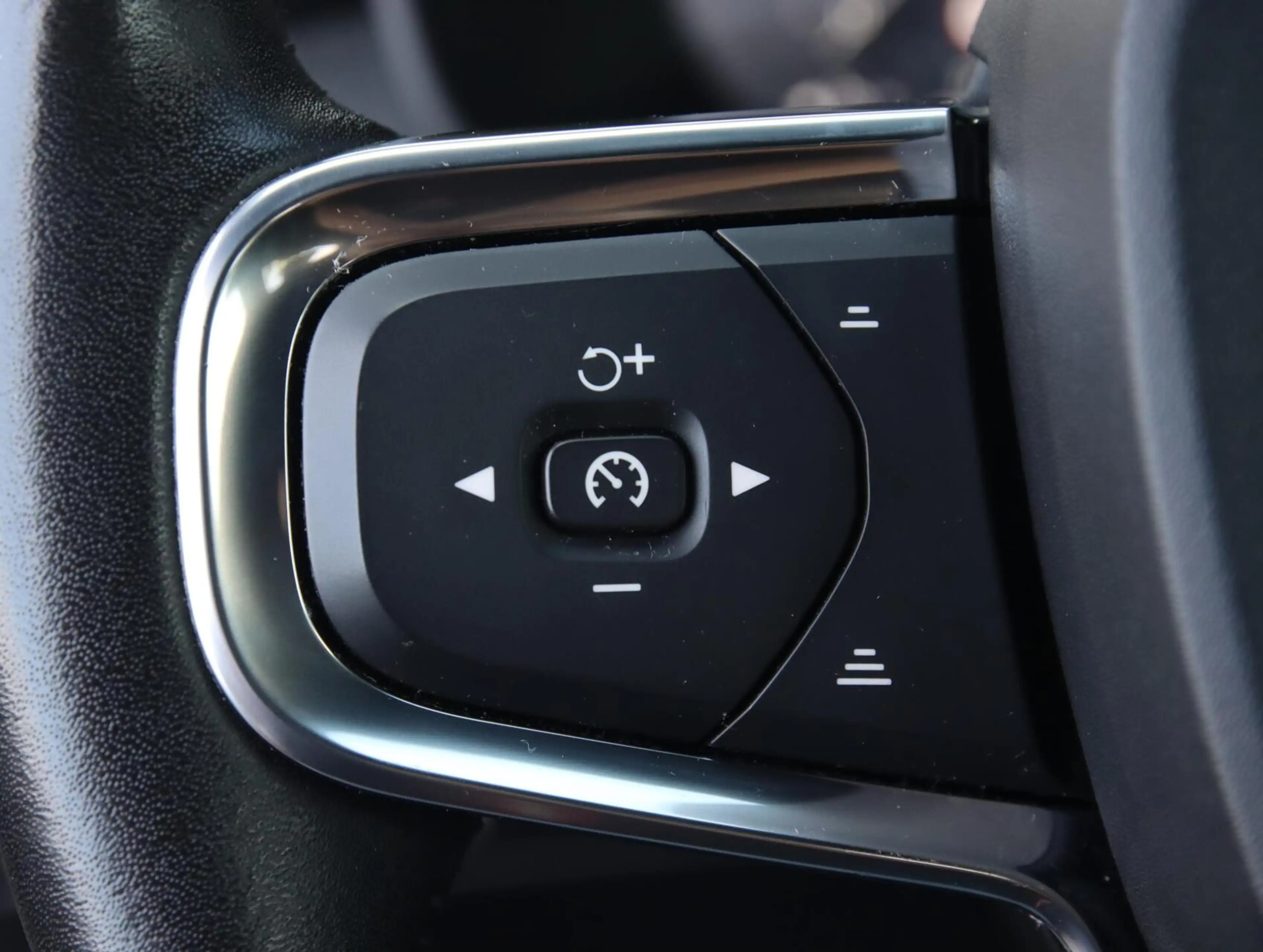 Volvo XC40 2.0 T4 190PK Momentum Pro — photo 11