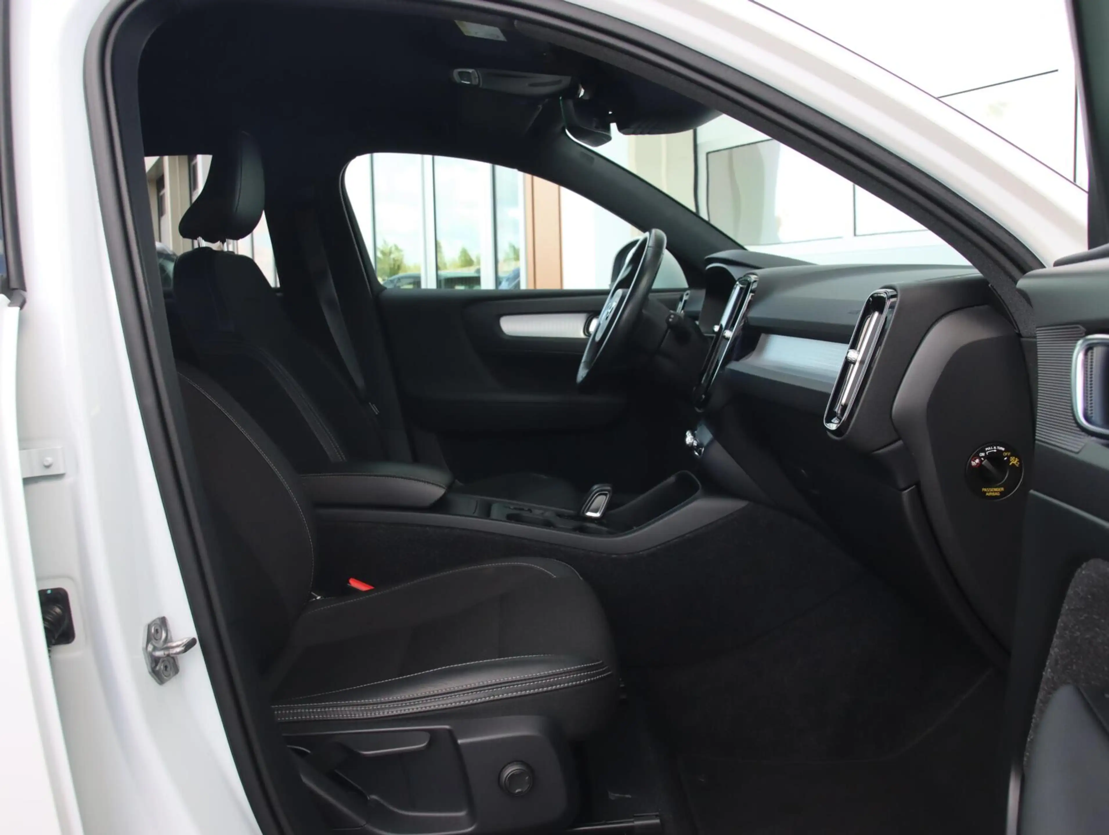 Volvo XC40 2.0 T4 190PK Momentum Pro — photo 31