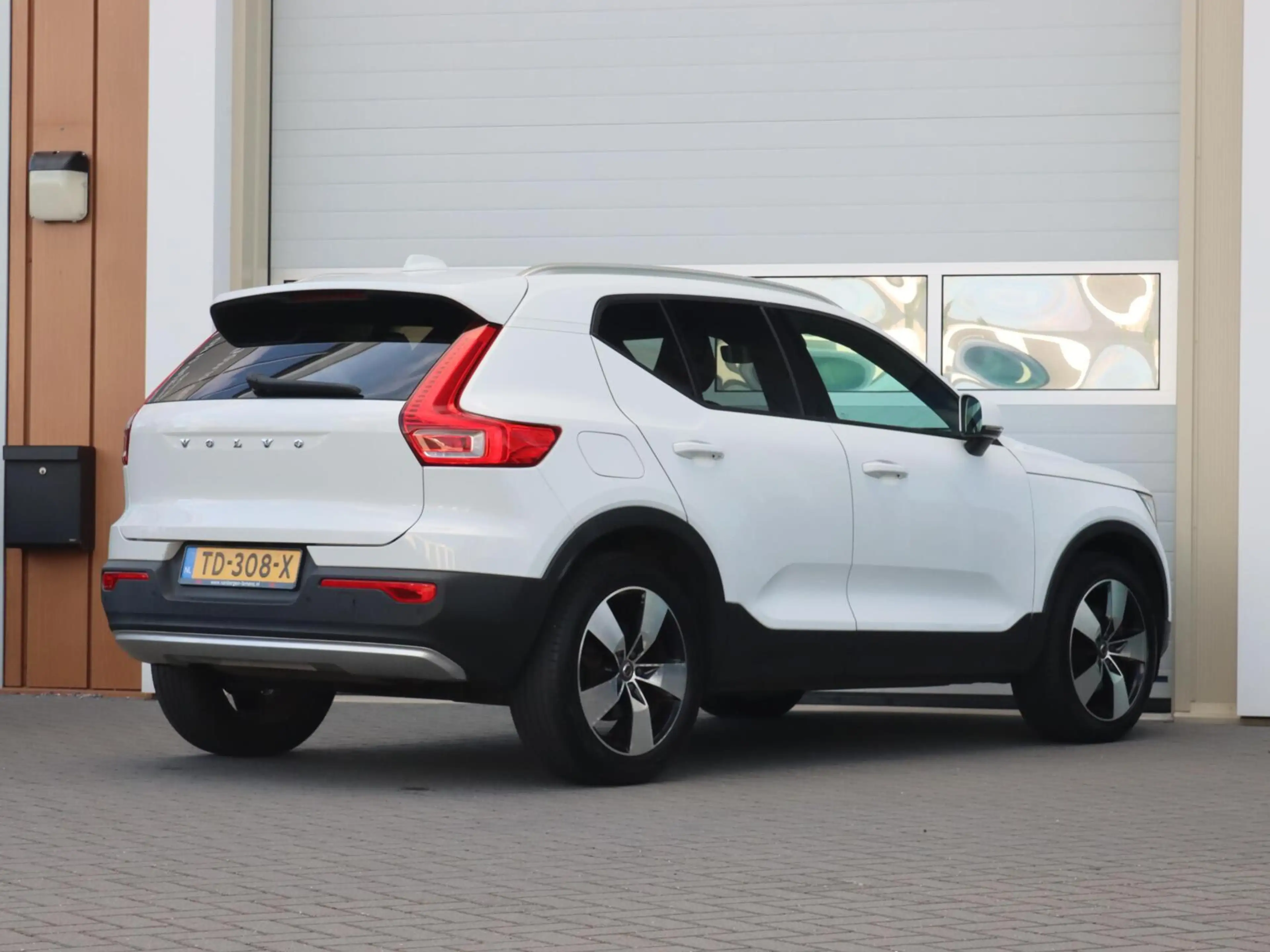 Volvo XC40 2.0 T4 190PK Momentum Pro — photo 22