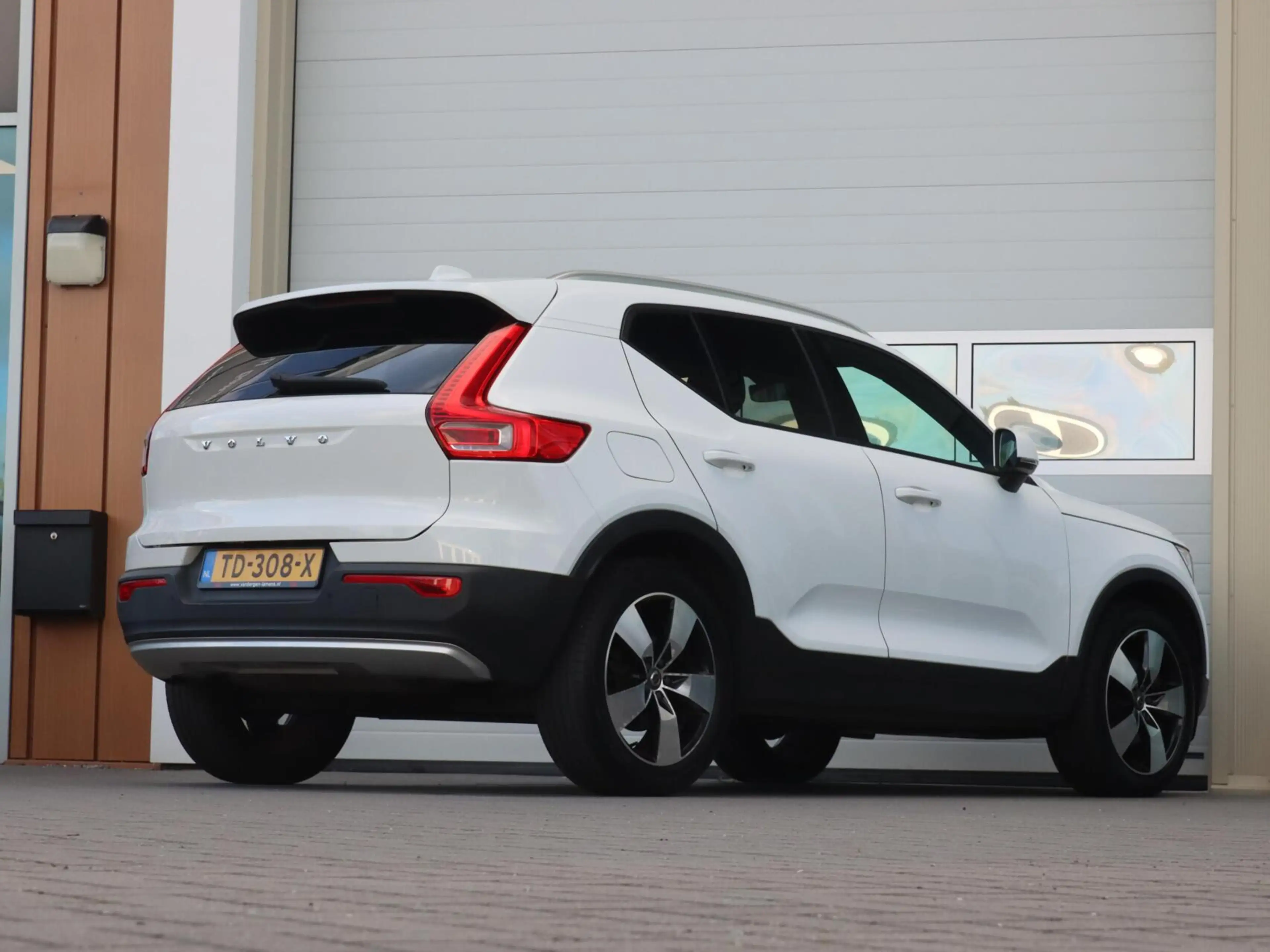 Volvo XC40 2.0 T4 190PK Momentum Pro — photo 24