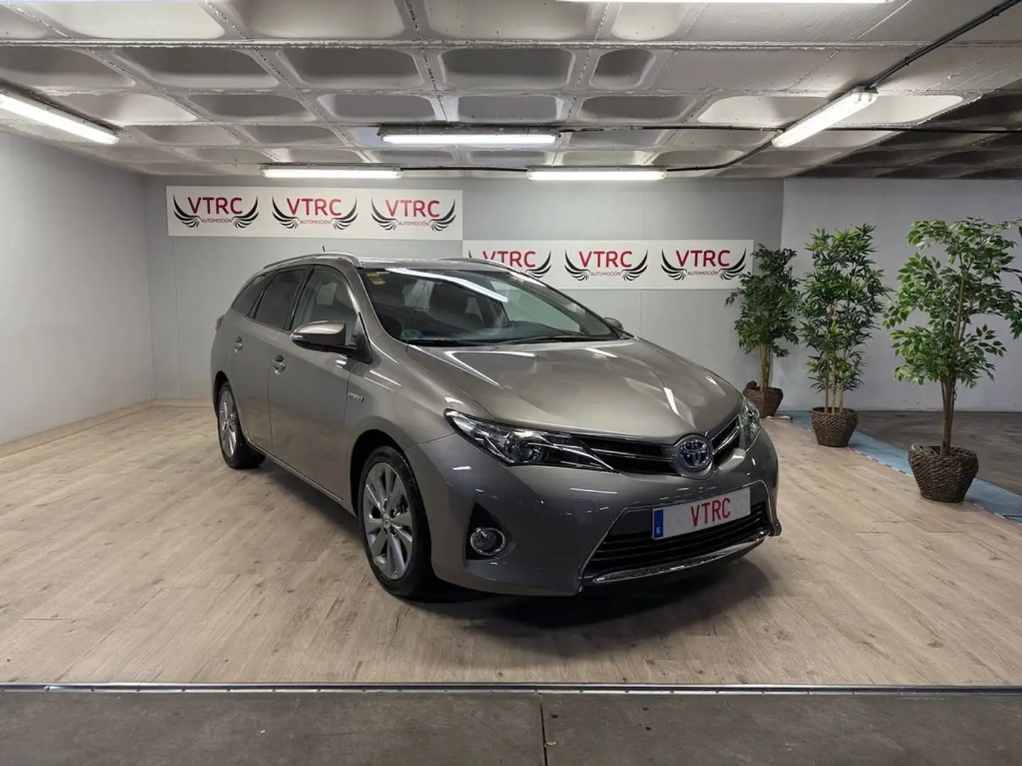 Toyota Auris Hybrid Advance Gris - 1