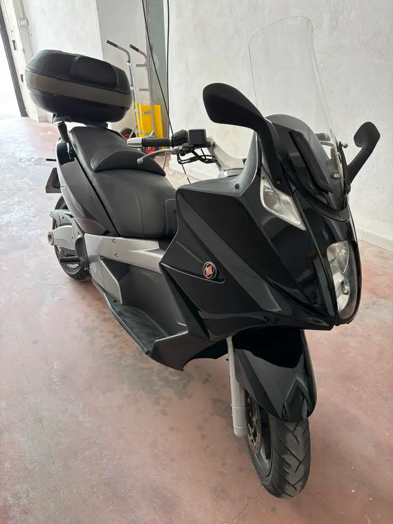 Gilera GP 800 Černá - 1