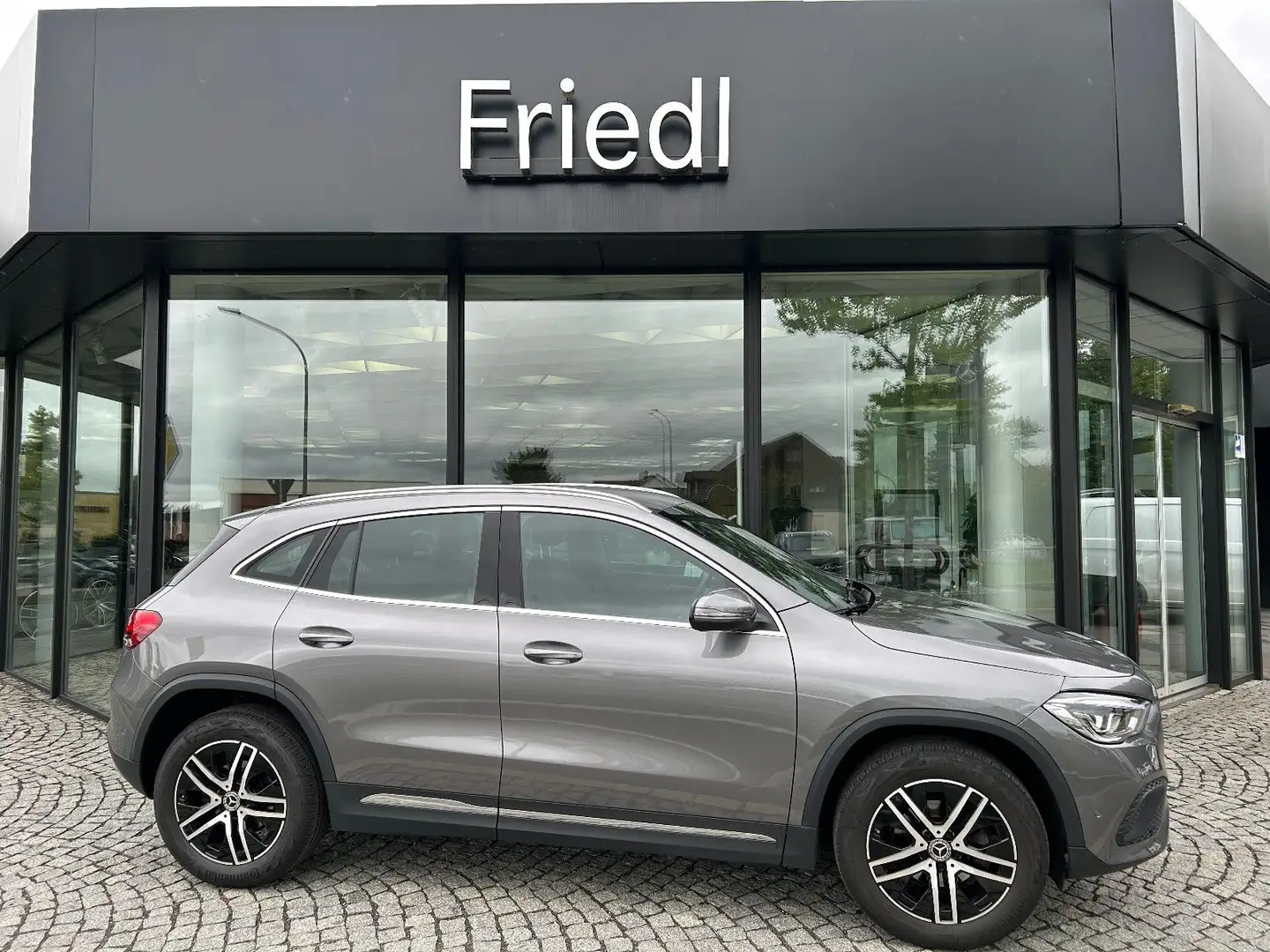 Mercedes-Benz GLA 180 Progressive, AHK, LED, EASY-PACK, Grey - 2