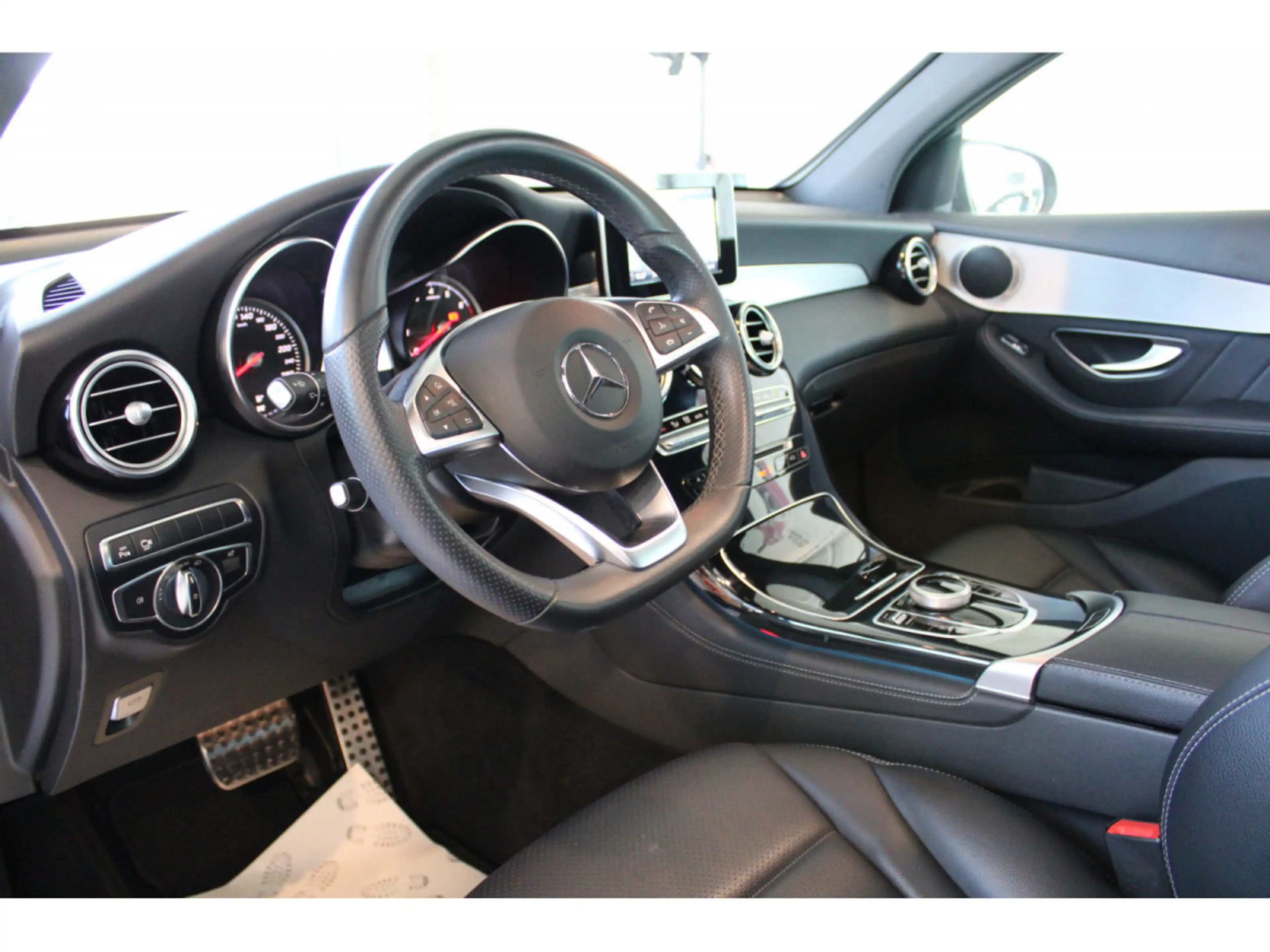 Mercedes-Benz GLC 250 4 MATIC COUPE AMG LINE PANO CUIR NAVI 1 HAND — photo 9